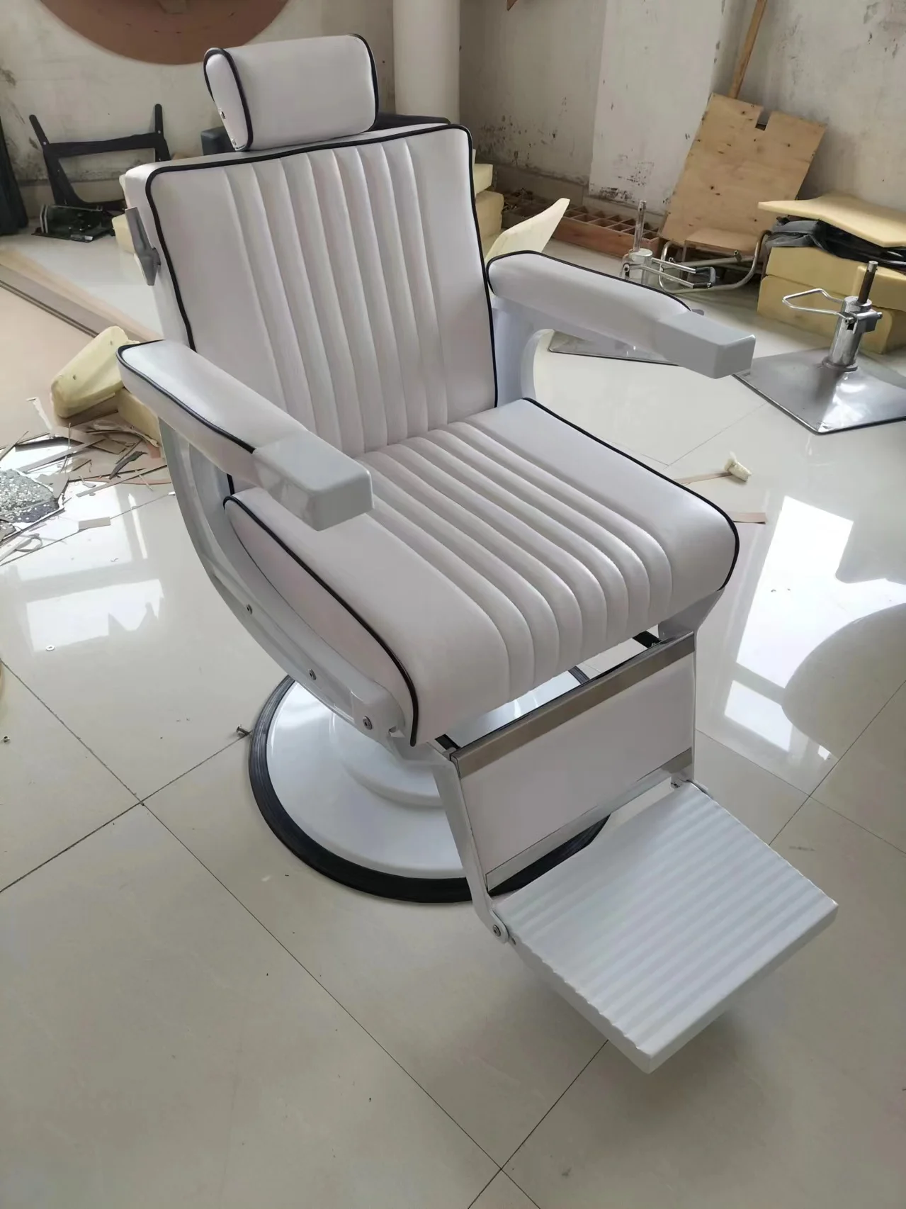 Beauty Barbershop Antique Salon Equipment and Furniture Hair Saloon Chairs Metal Barber Chair Leather Duty Seat Steel Heavy Pump