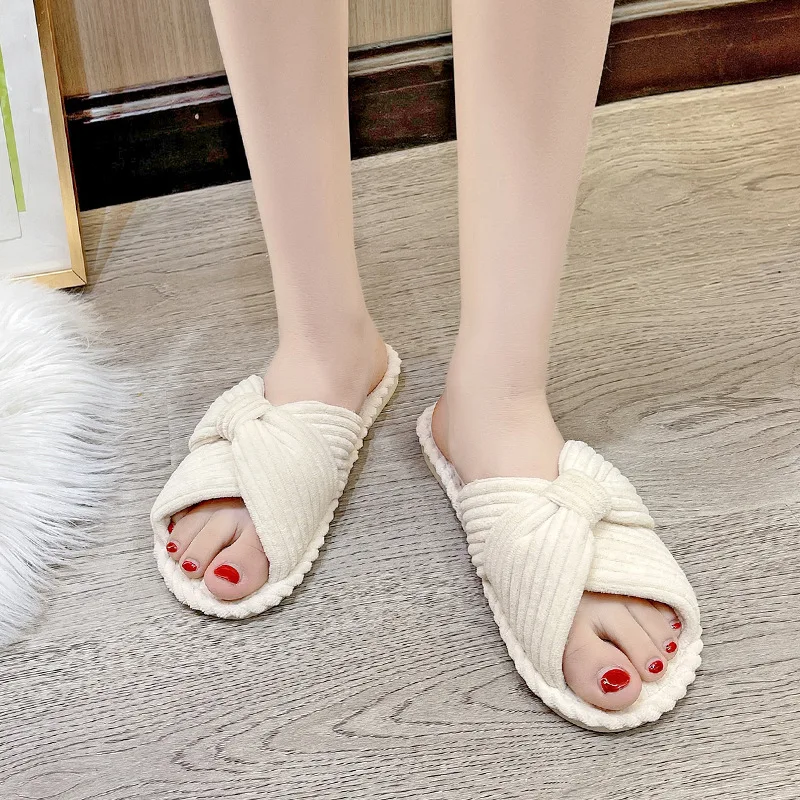 High quality 2024 Soft Memory Foam Warm Cross Shoes Warm Plush Insole Cloudy Comfort Flat girls ladies slides slippers for women