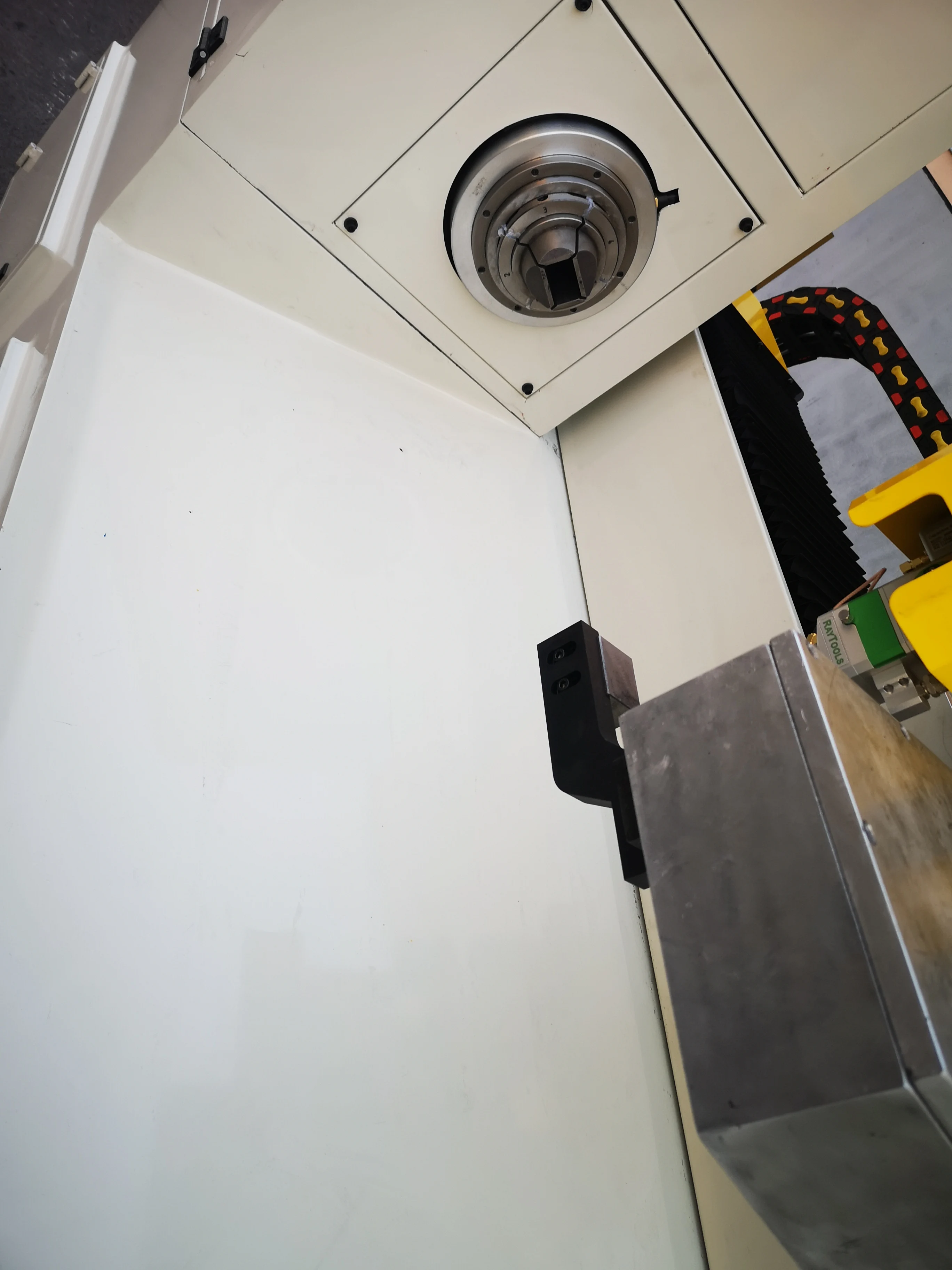 Automatic loading and unloadind laser round tube metal pipe fiber laser cutting machine for carbon steel and stainless steel