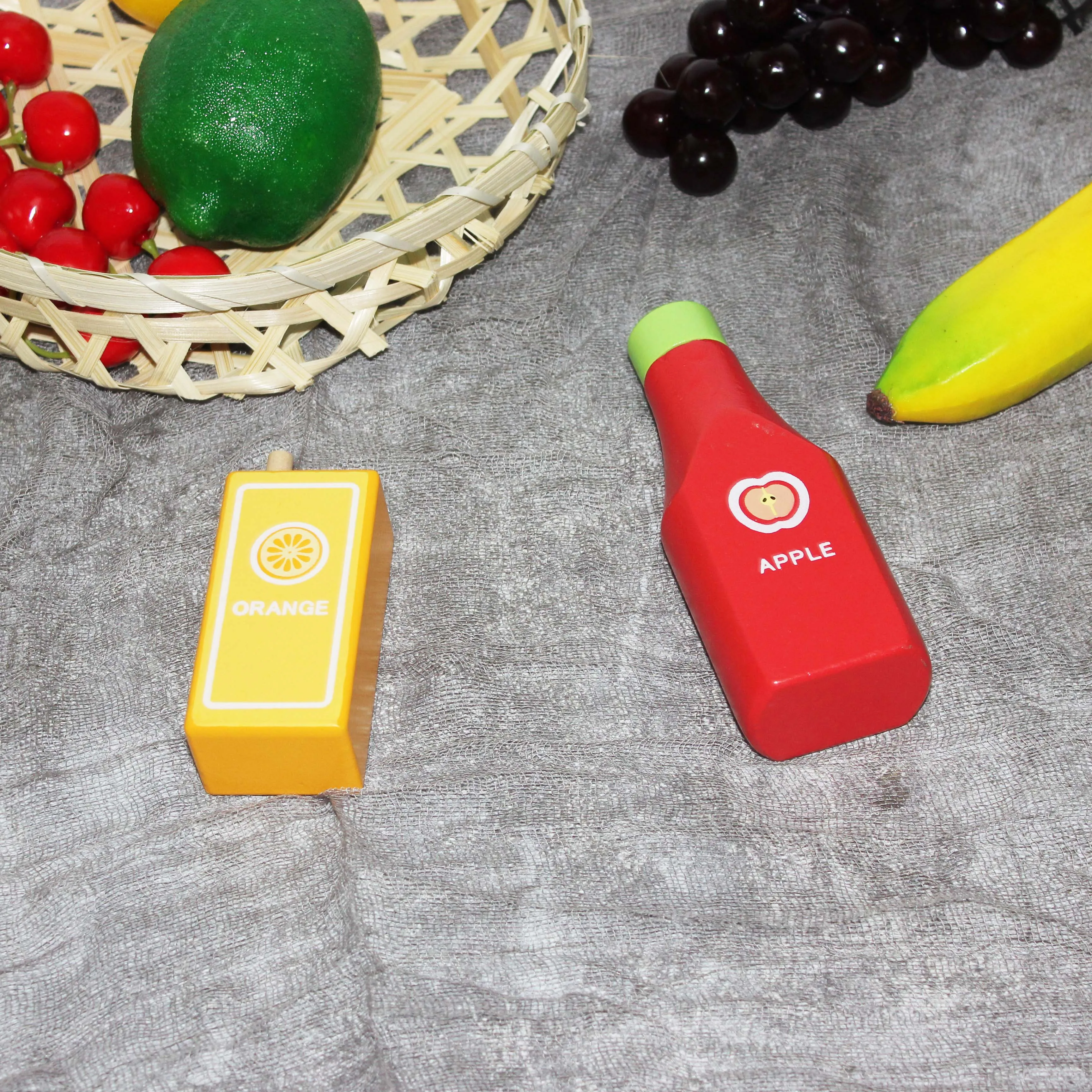 FSC Solid Wood 6pcs Play Food accessories and bottles Kitchen Pretend Play Toy for Toddlers