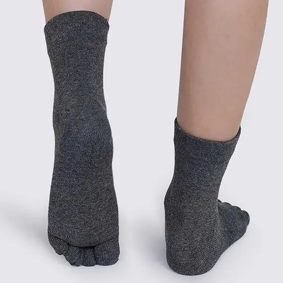 Quick Drying Customization OEM Logo Thin Cool Black White Solid Casual Autumn and Winter Thick Pure Cotton Toe Socks Men Socks