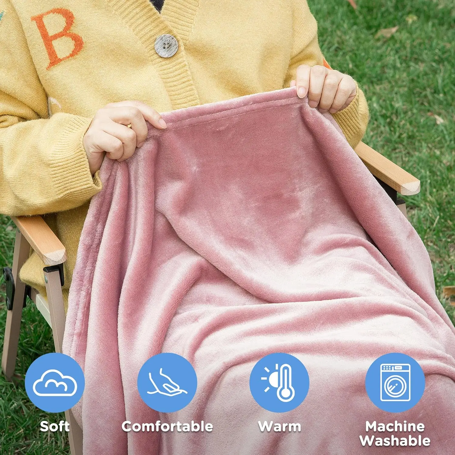 Wholesale 2-in-1 Travel Airplane Blanket Pillow Set Custom Logo Embroidery Soft Flannel Fleece Knitted Animal Cartoon Dot