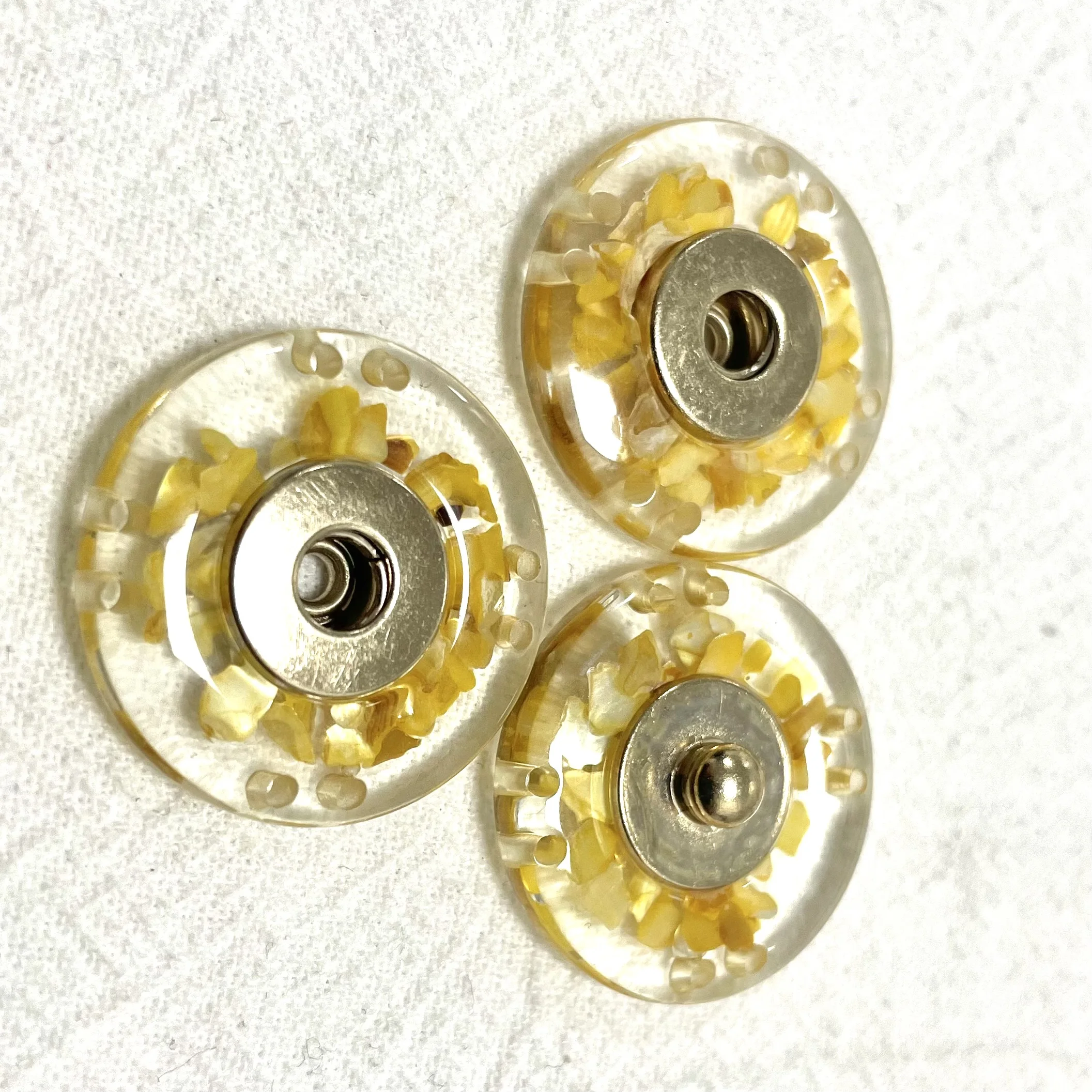Fancy 2023 new designed press button yellow and pearl color press snap button for clothing