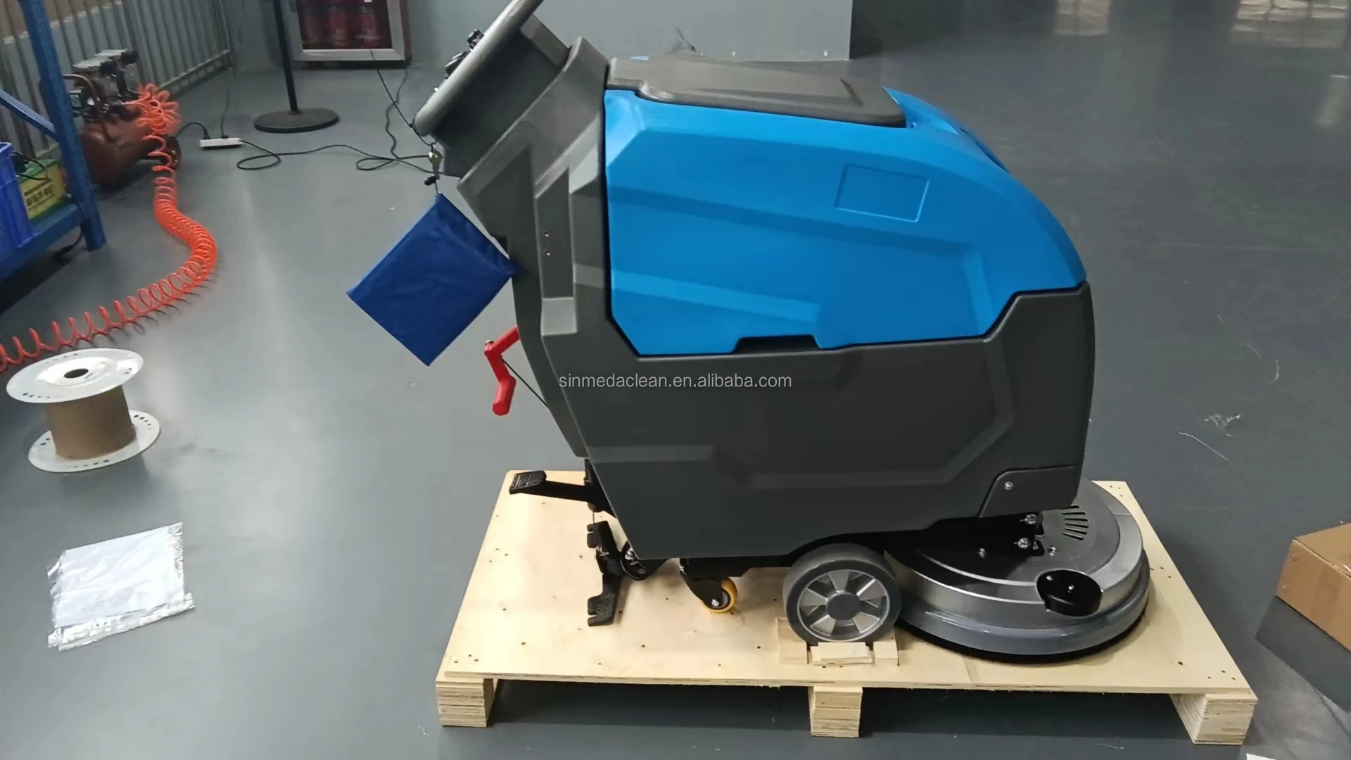 New Condition Multifunctional Electric Floor Scrubber Machine Walk-Behind Upholstery Cleaner 24V Plastic Material Motor Home Use