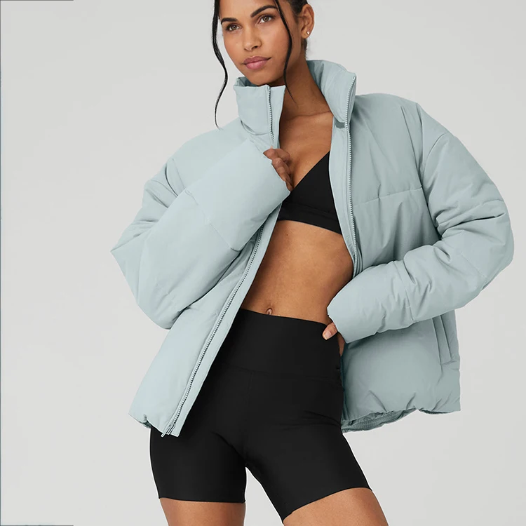 Нейлоновая пуховая куртка на молнии с высоким воротом и логотипом заказ