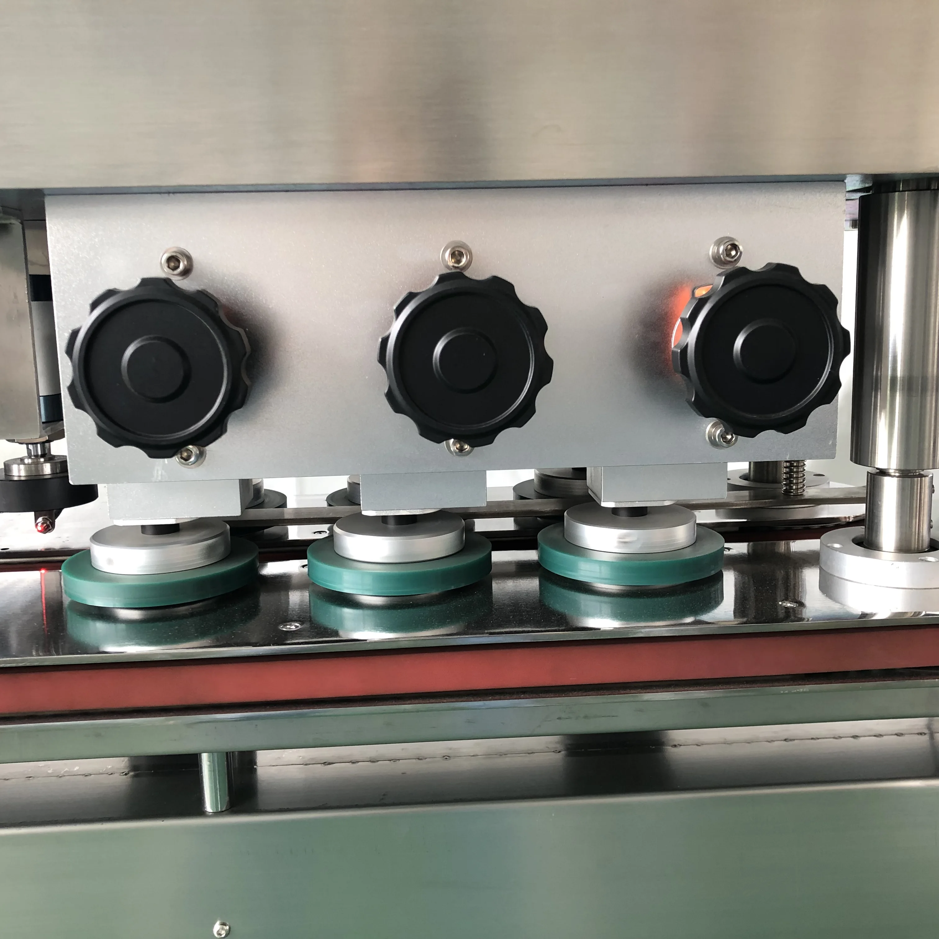  New Condition Automatic Capper For Plastic Bottle Capping