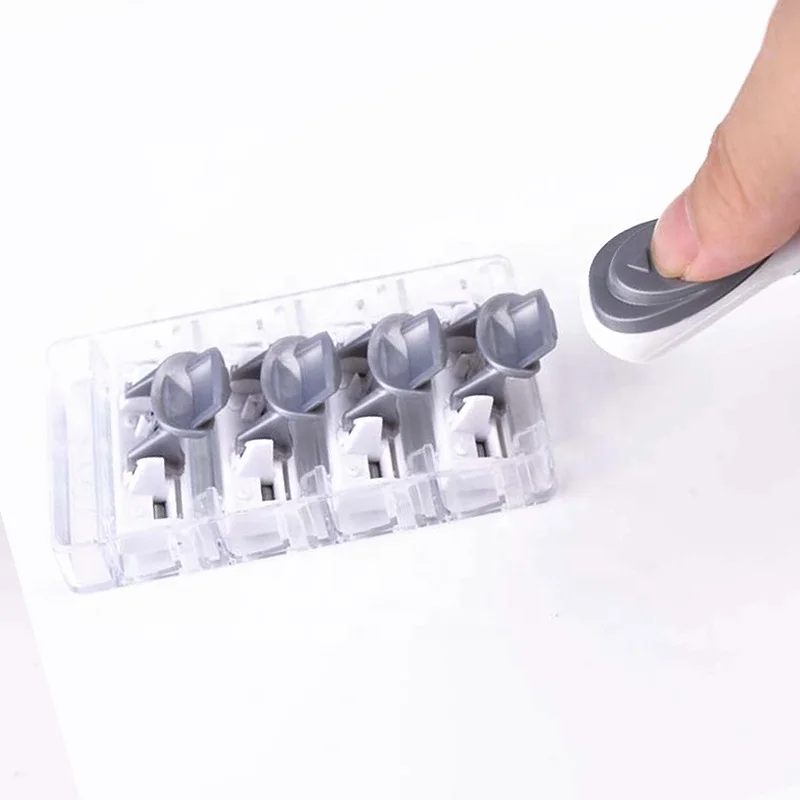 Razor 3 blades of replaceable shaving head with cartridge system razor for men.