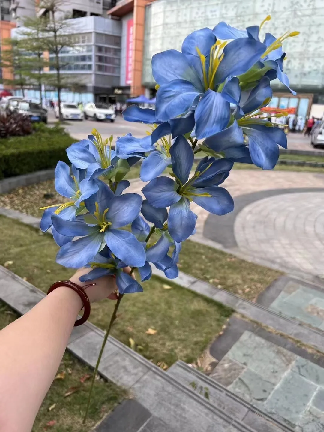 Сине-белая дымка Bauhinia Свадебный дорожный цветочный ряд оптом поддельные цветы для рождественских мероприятий