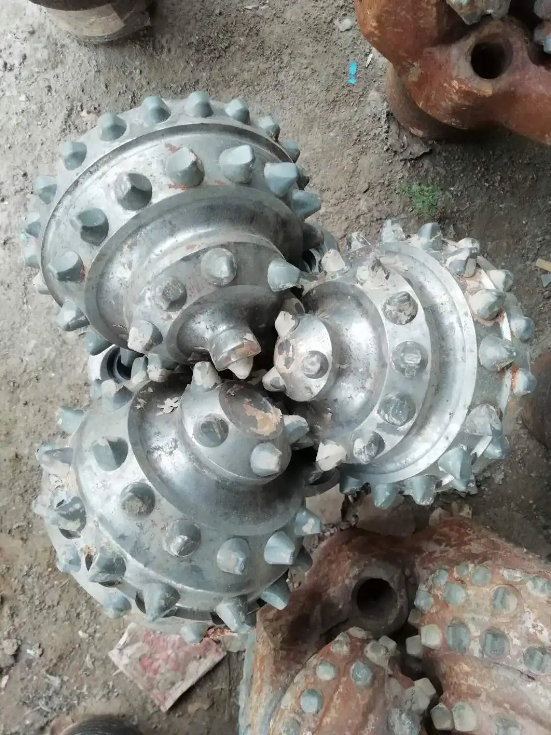 Sell good quality Second hand used oil drill bit sold scrap tricone rock bit drilling bit for sale