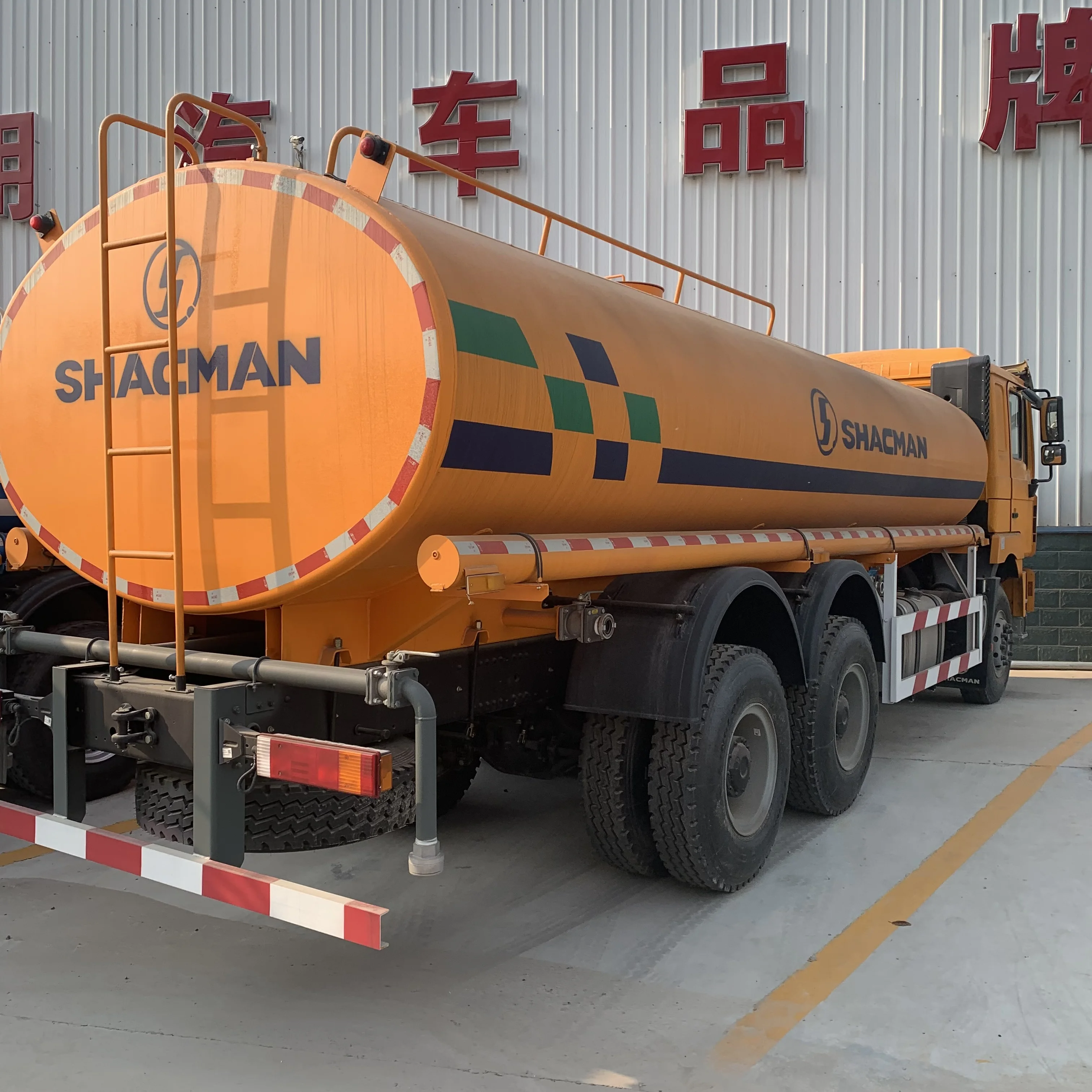 New Model SINOTRUK HOWO 6x4 20CBM 25000 liters fuel tank truck