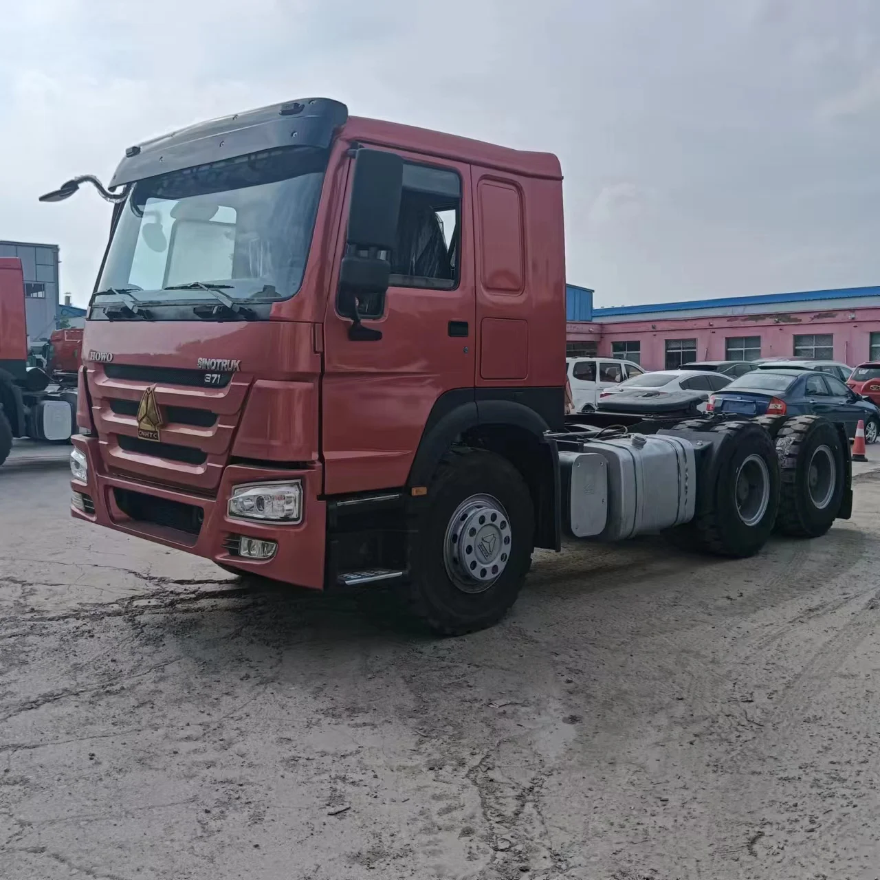 6*4 10 колеса 371Hp красный Подержанный логистический транспортный тягач в хорошем состоянии