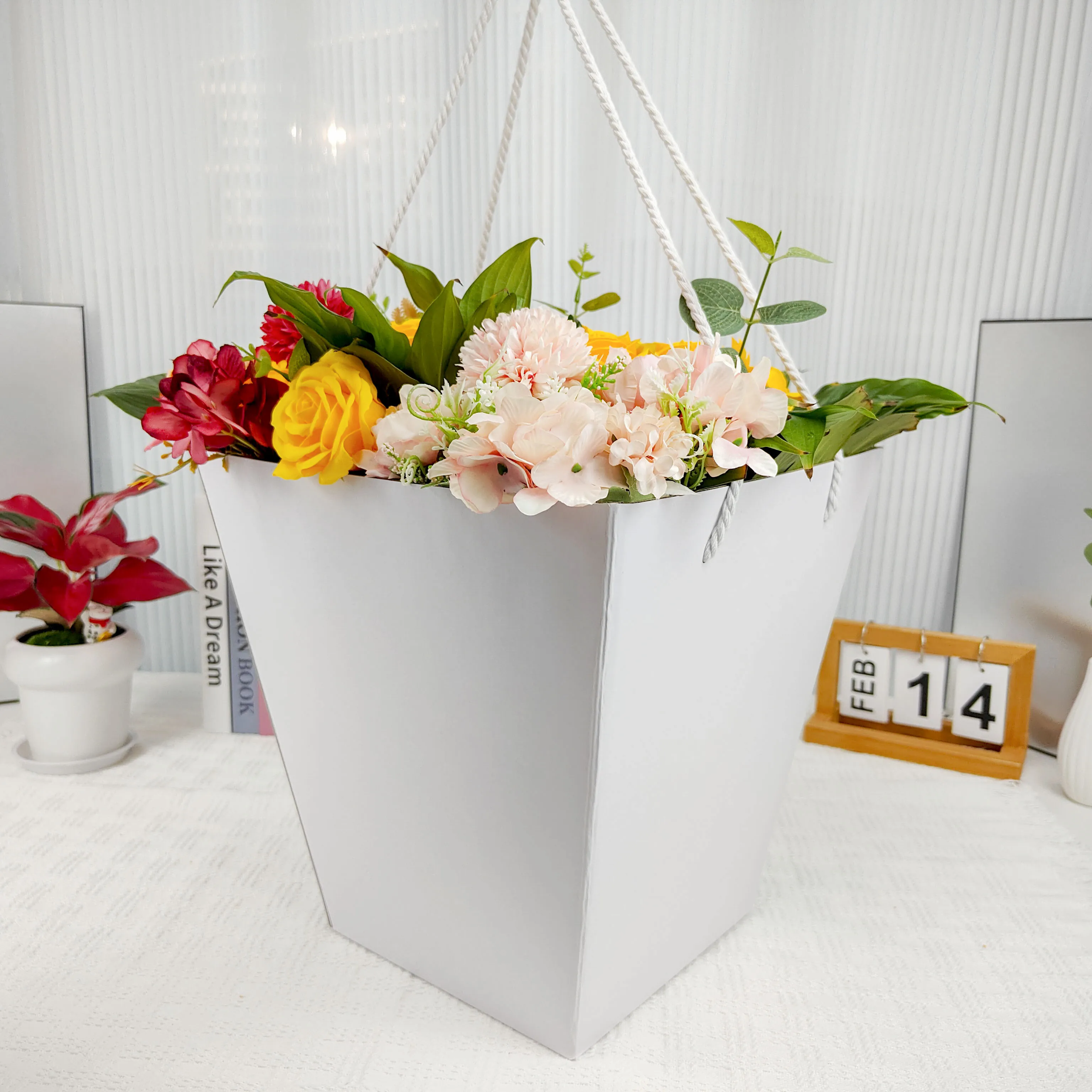 Customized Superior Quality Floral Decorative Carrying Flower Bag With Handle For Bouquets