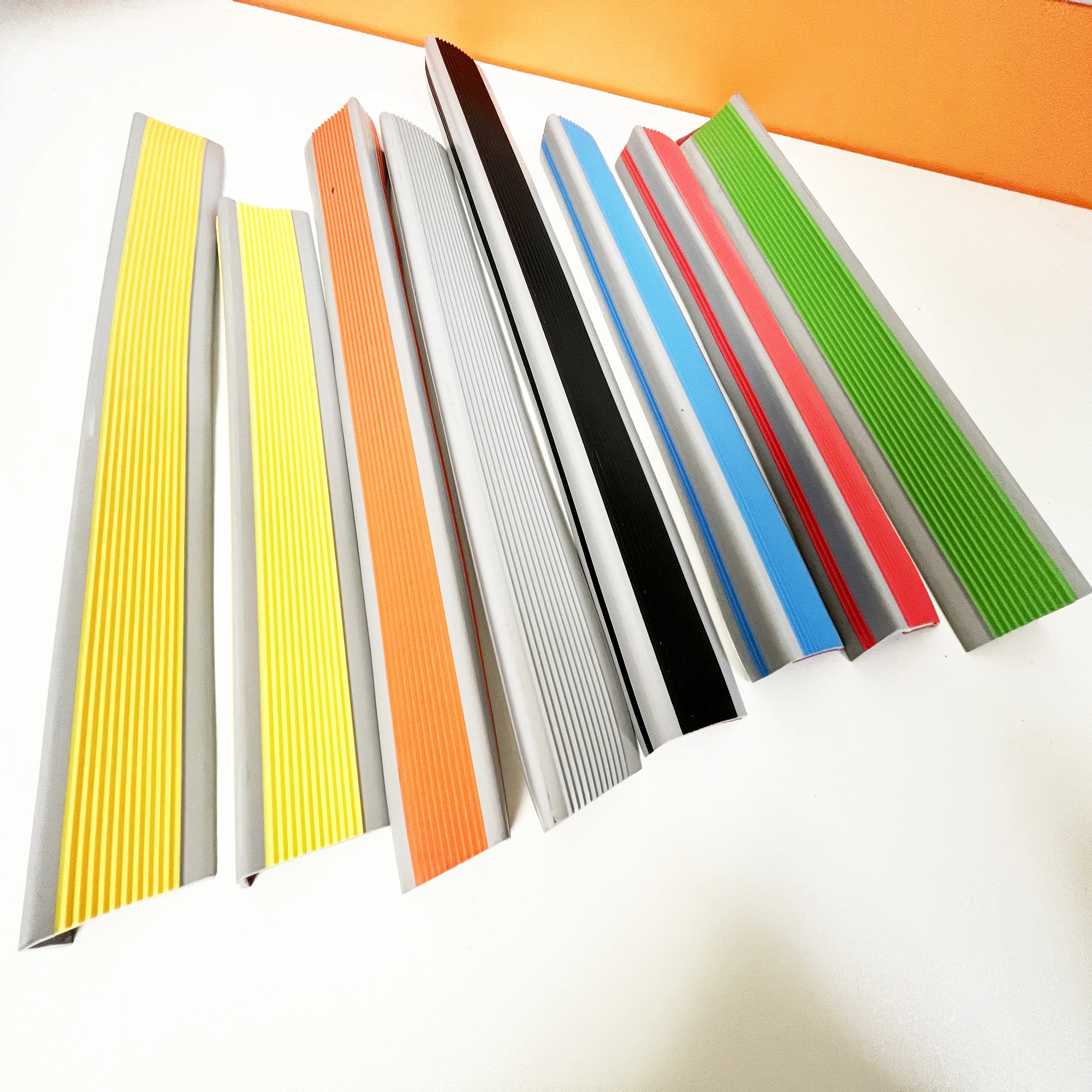 Виниловый самоклеящийся протектор края