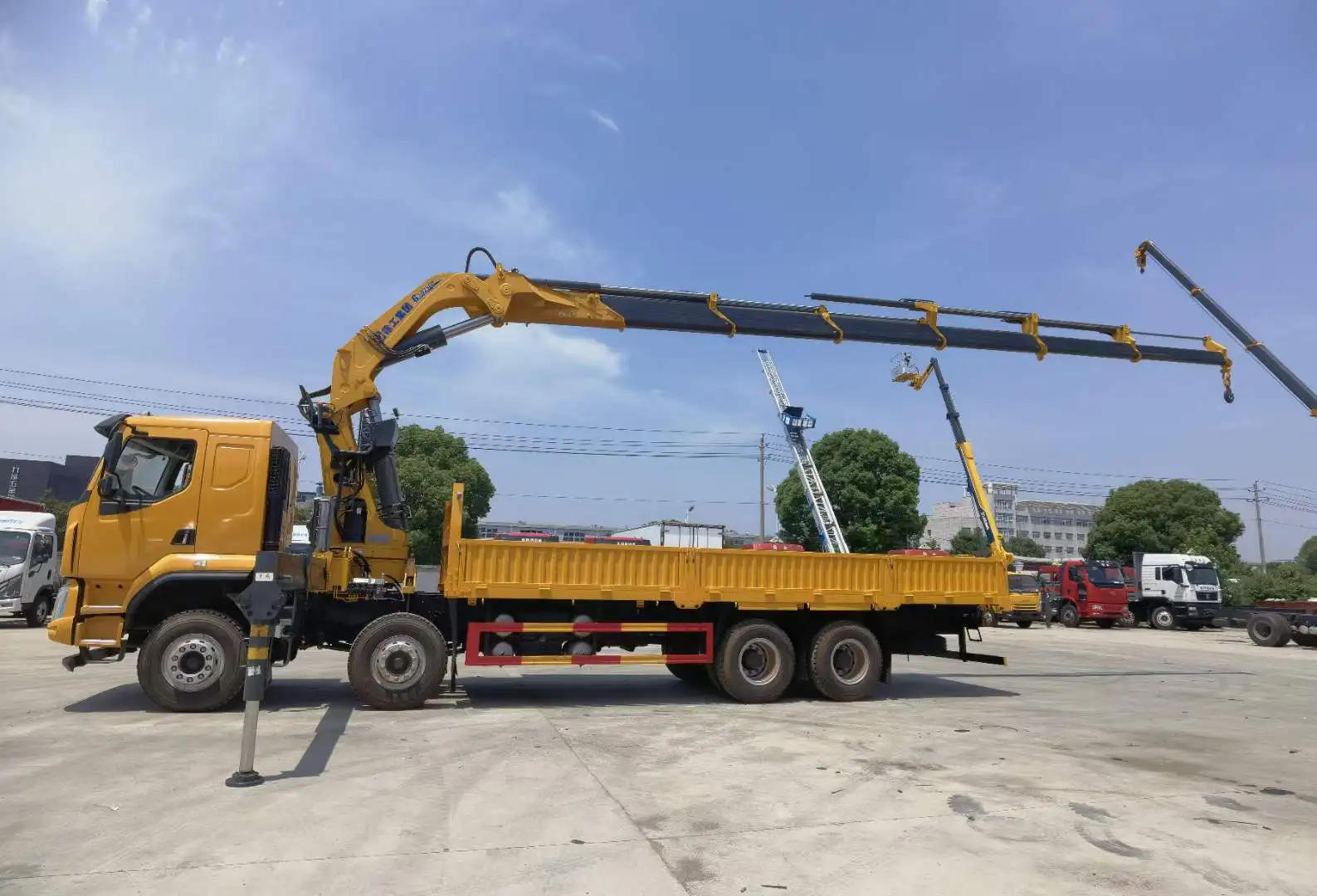 SHACMAN SINOTRUK JAC TRACTOR TRUCK MOUNTED 25 TON knuckle boom crane Truck