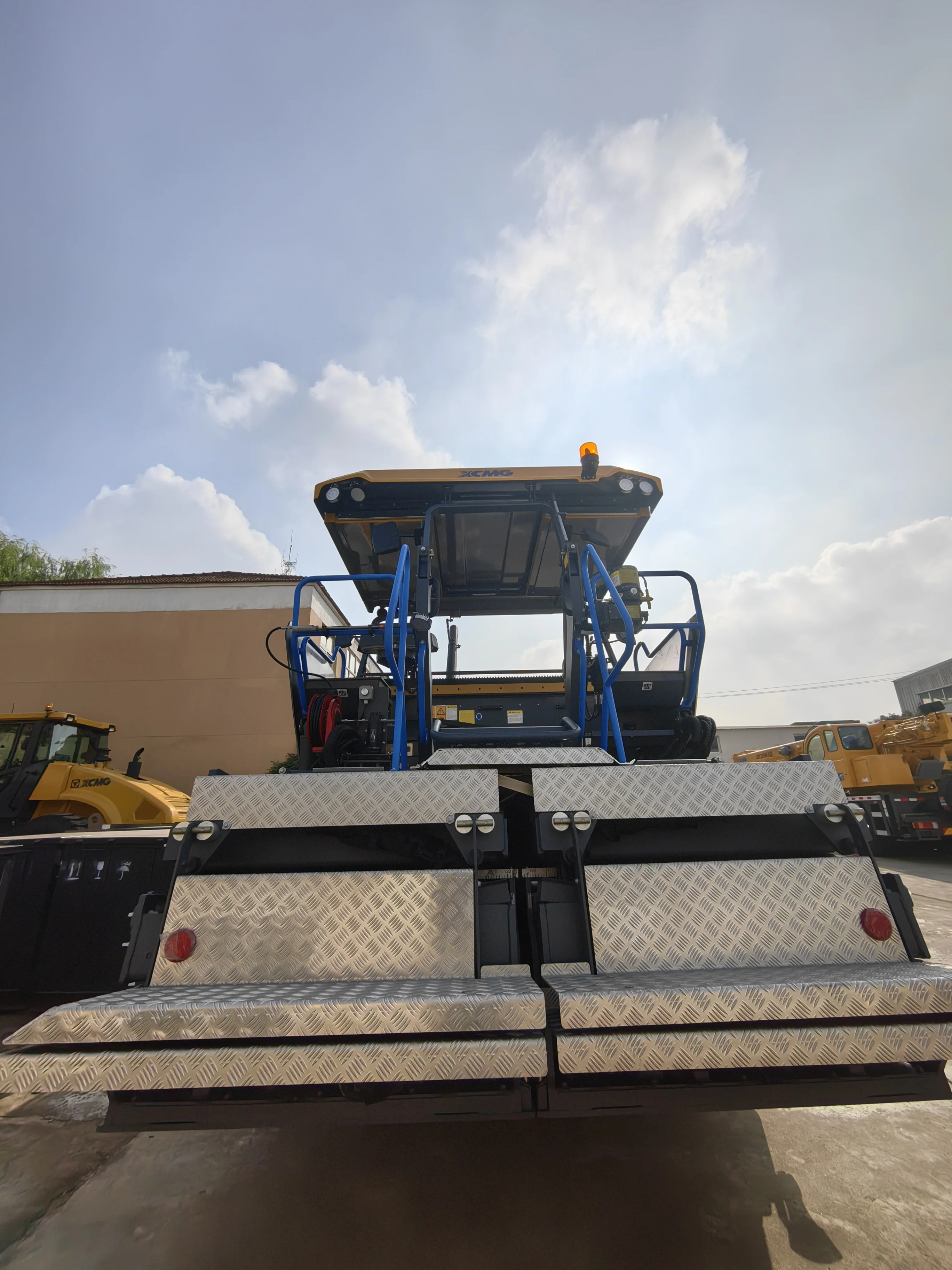 High Quality Asphalt Concrete Paver RP705 7.25m Multifunction Concrete Road Paver Machine