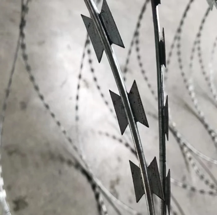 Колючая проволока горячего цинкования по низкой цене