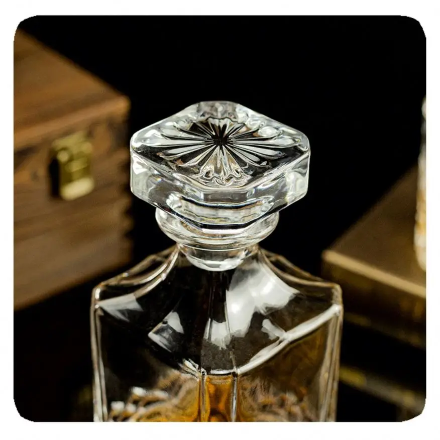 New Wholesale Lead-Free Crystal Glass Engraved 750 ML Diamond Whiskey Decanter with Glass Stopper 2024