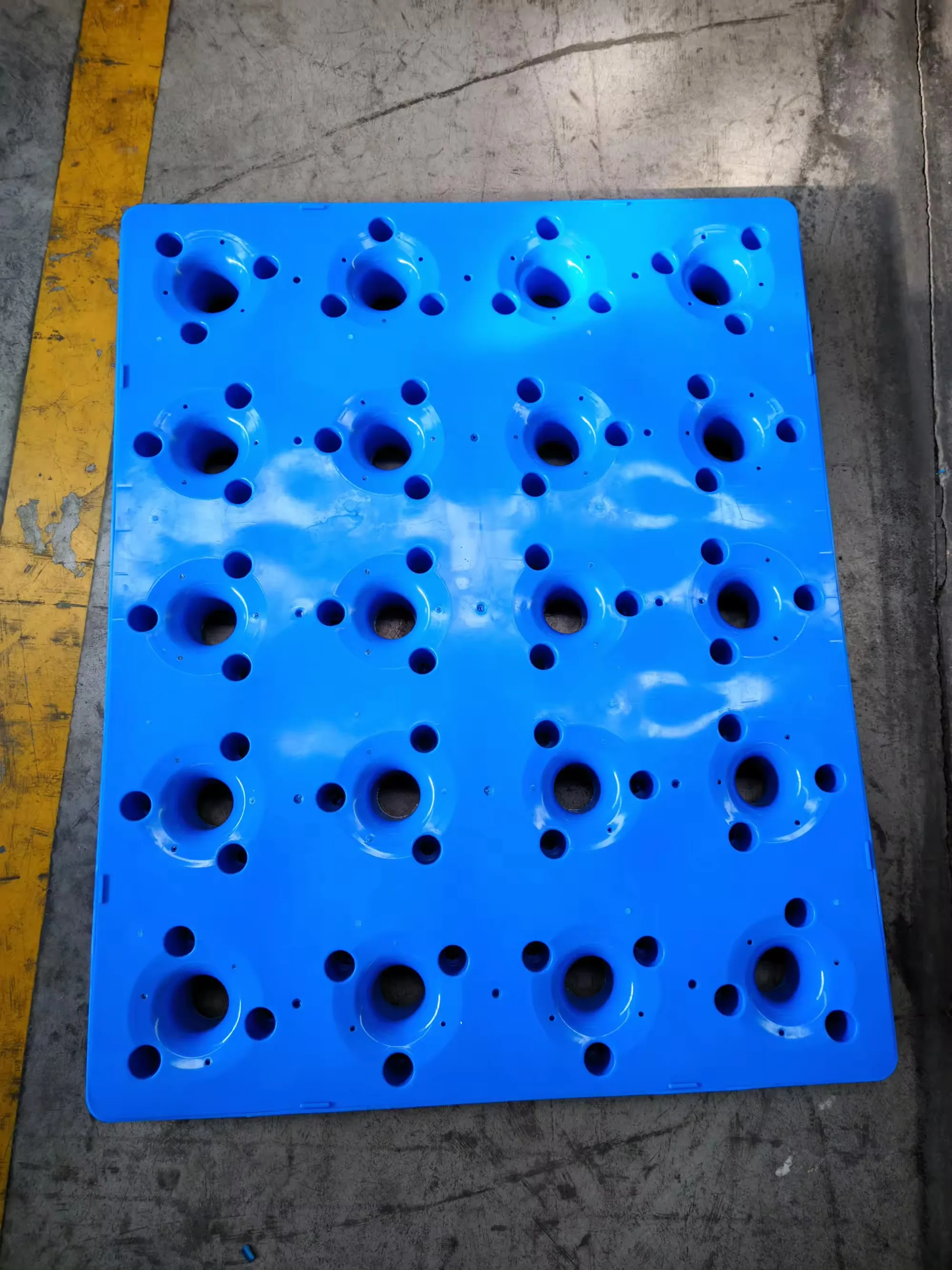 Heavy Loading 20 Barrels Of 5 gallon water Bottles Plastic pallet
