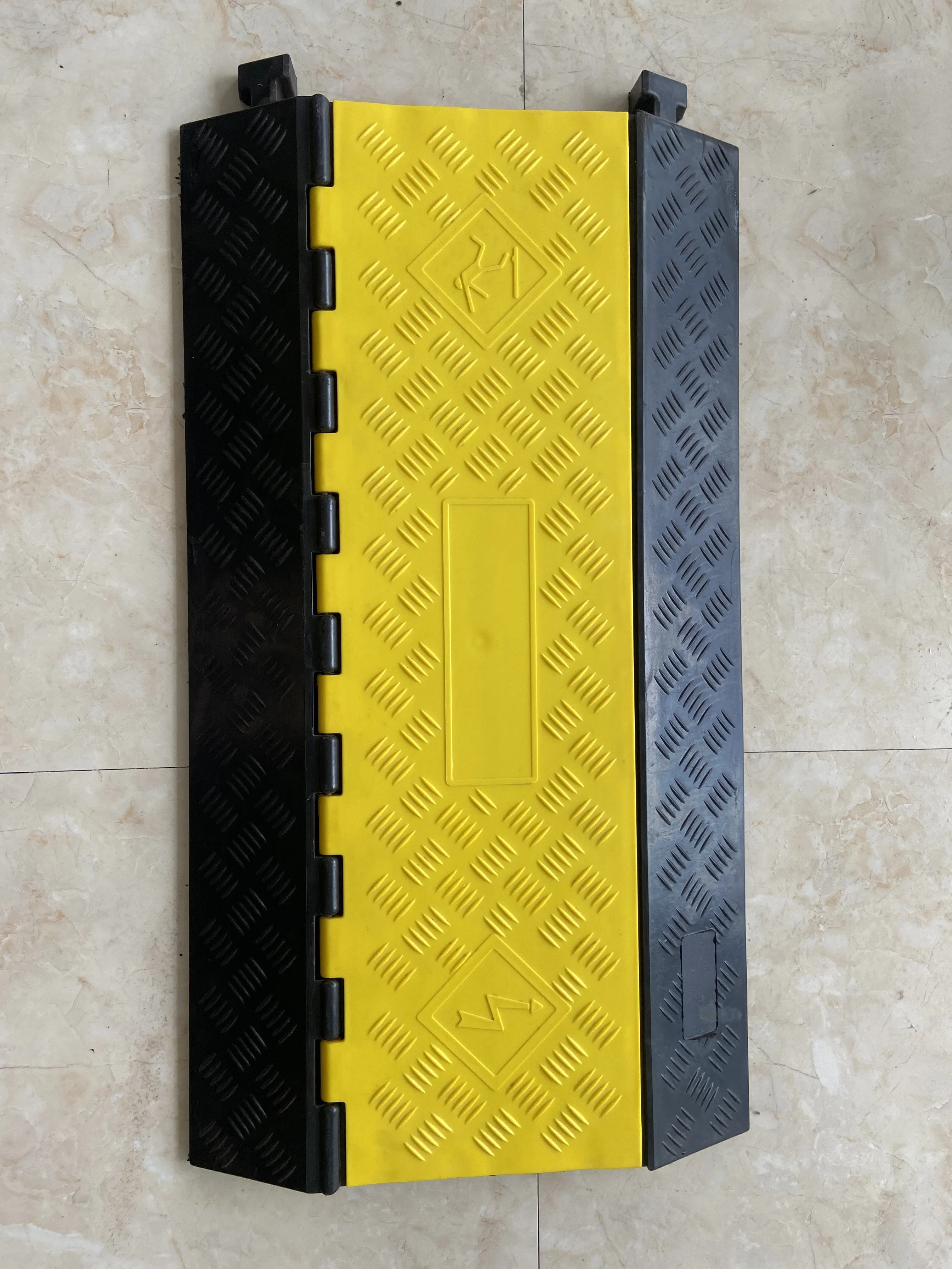 Heavy Duty  4 Channels PVC And Rubber Speed  Bump Car Ramps Cable Protector
