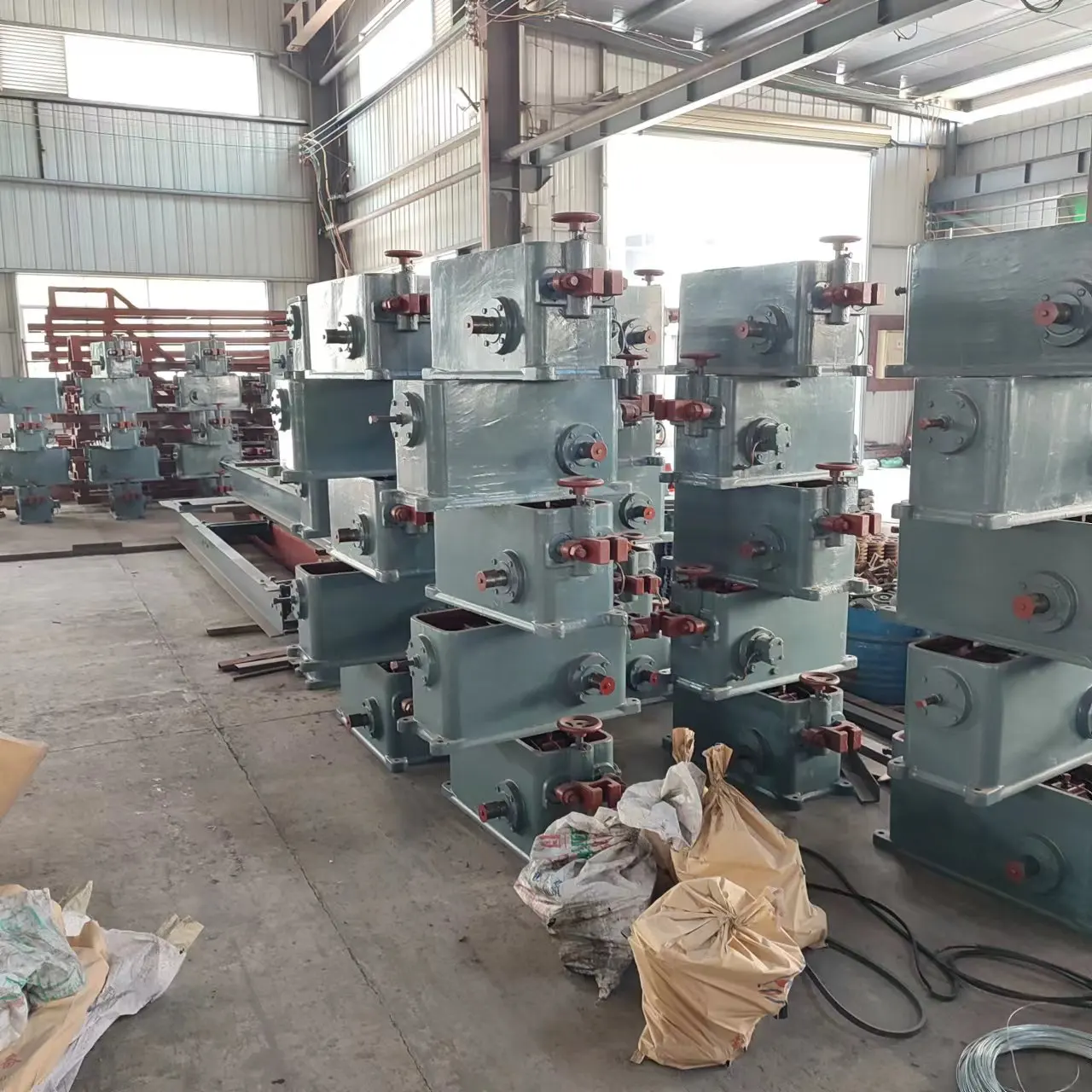 Mineral Rock Ore Gravity Separator Machine Vibration Gold Shaking Shaker T gold mining equipments processing plant