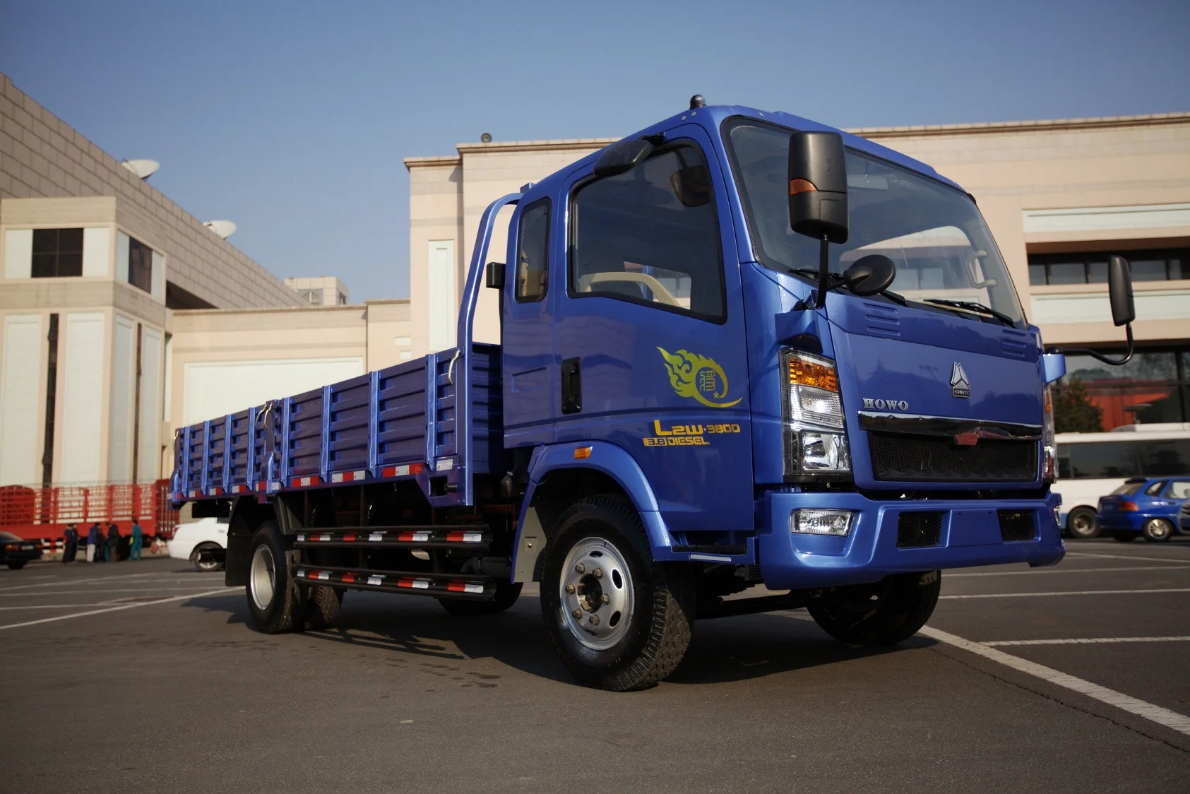 sinotruk howo 4x2 light duty vehicle moving house truck cargo van truck small flatbed van