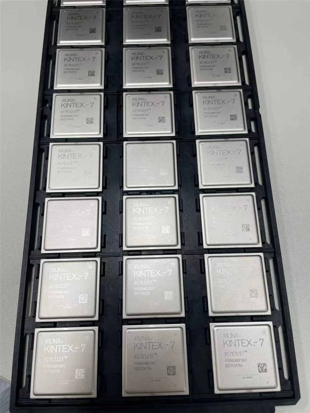 XCR3384XL-10PQG208I New Original IC CPLD 384MC 9NS 208QFP CoolRunner XPLA3 Chip Electronic Components In Stock