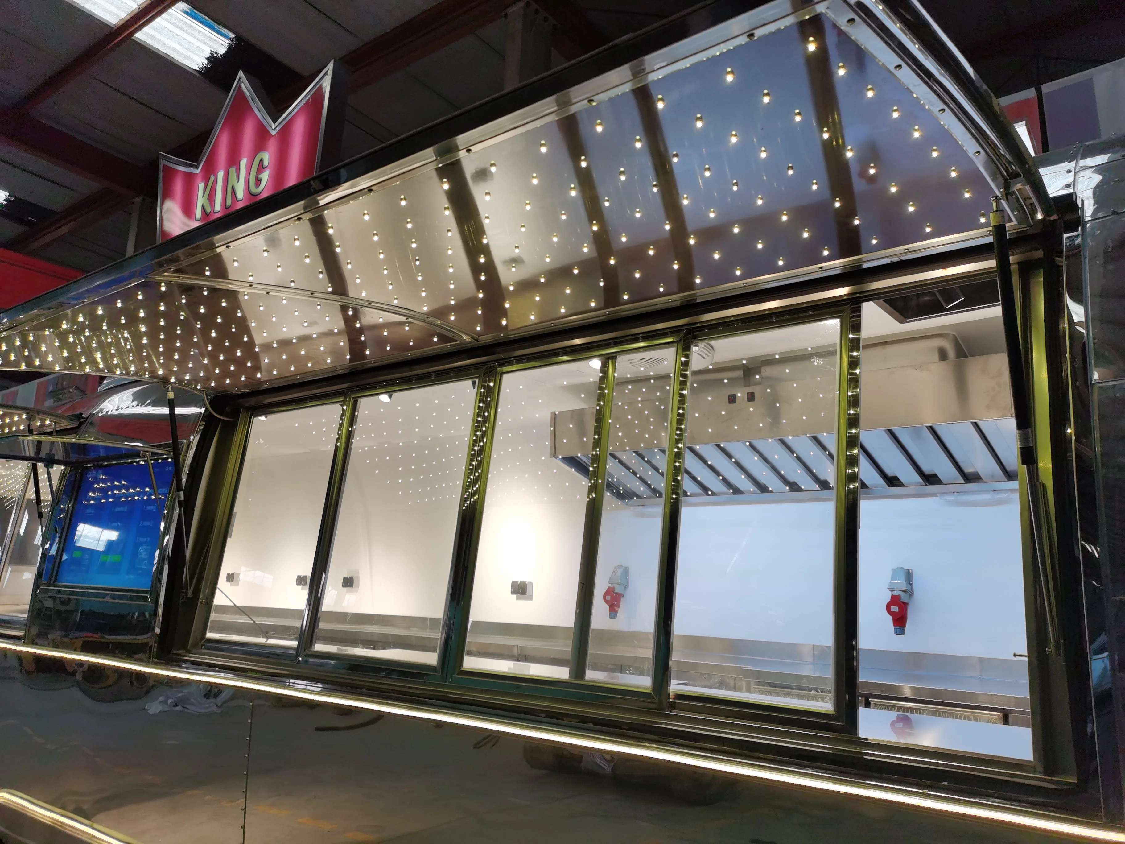 
Hot sale 9m long airstream coffee food trailer mobile catering trucks breakfast food carts for sale Germany 