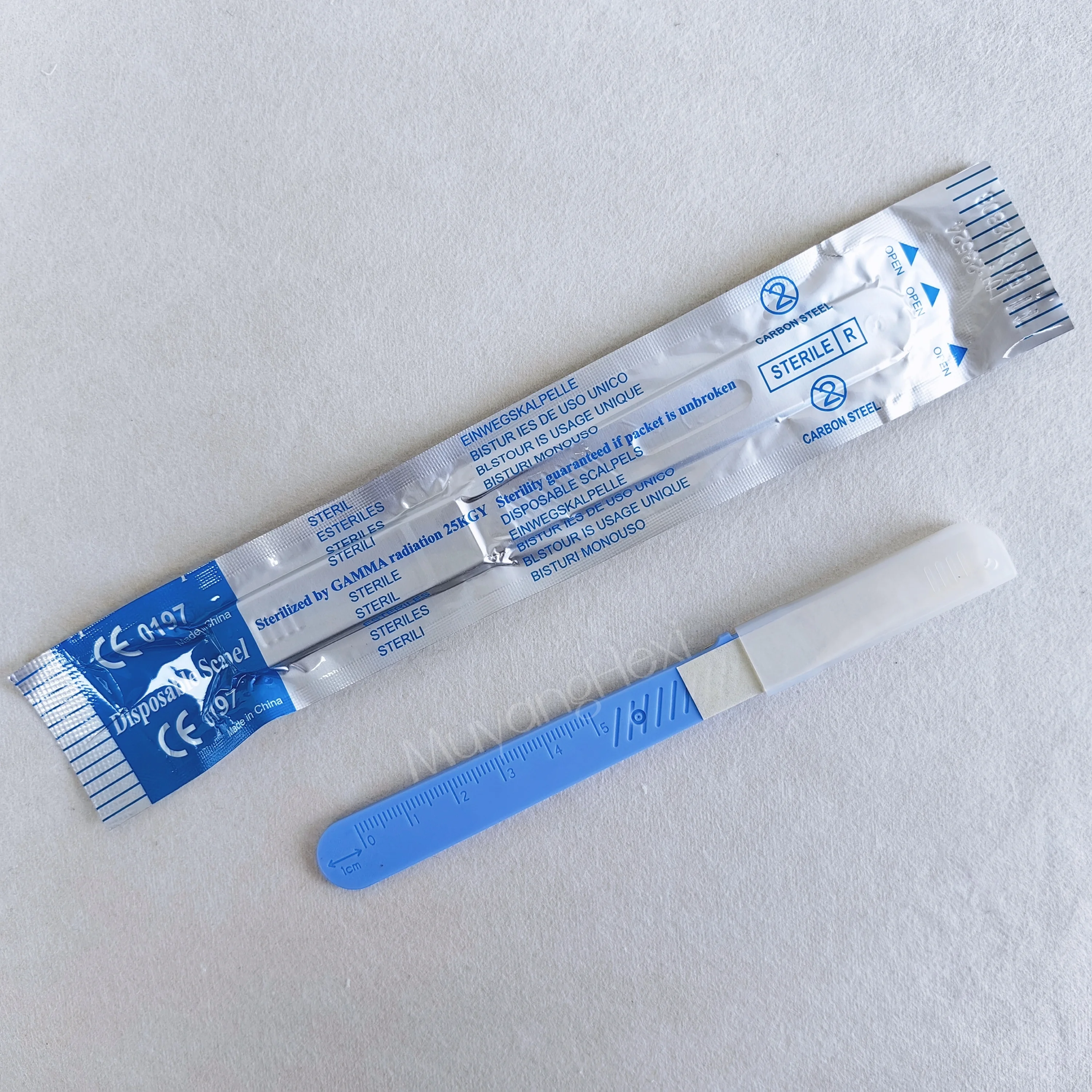 High quality carbon steel safety disposable surgical scalpel