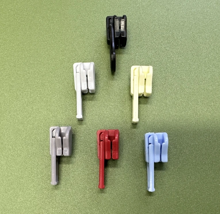 Factory Wholesale 5#8#POM Eco Friendly Zipper Slider Body Custom Zipper Slider Puller For Bag Clothing Auto Lock Plastic Sliders
