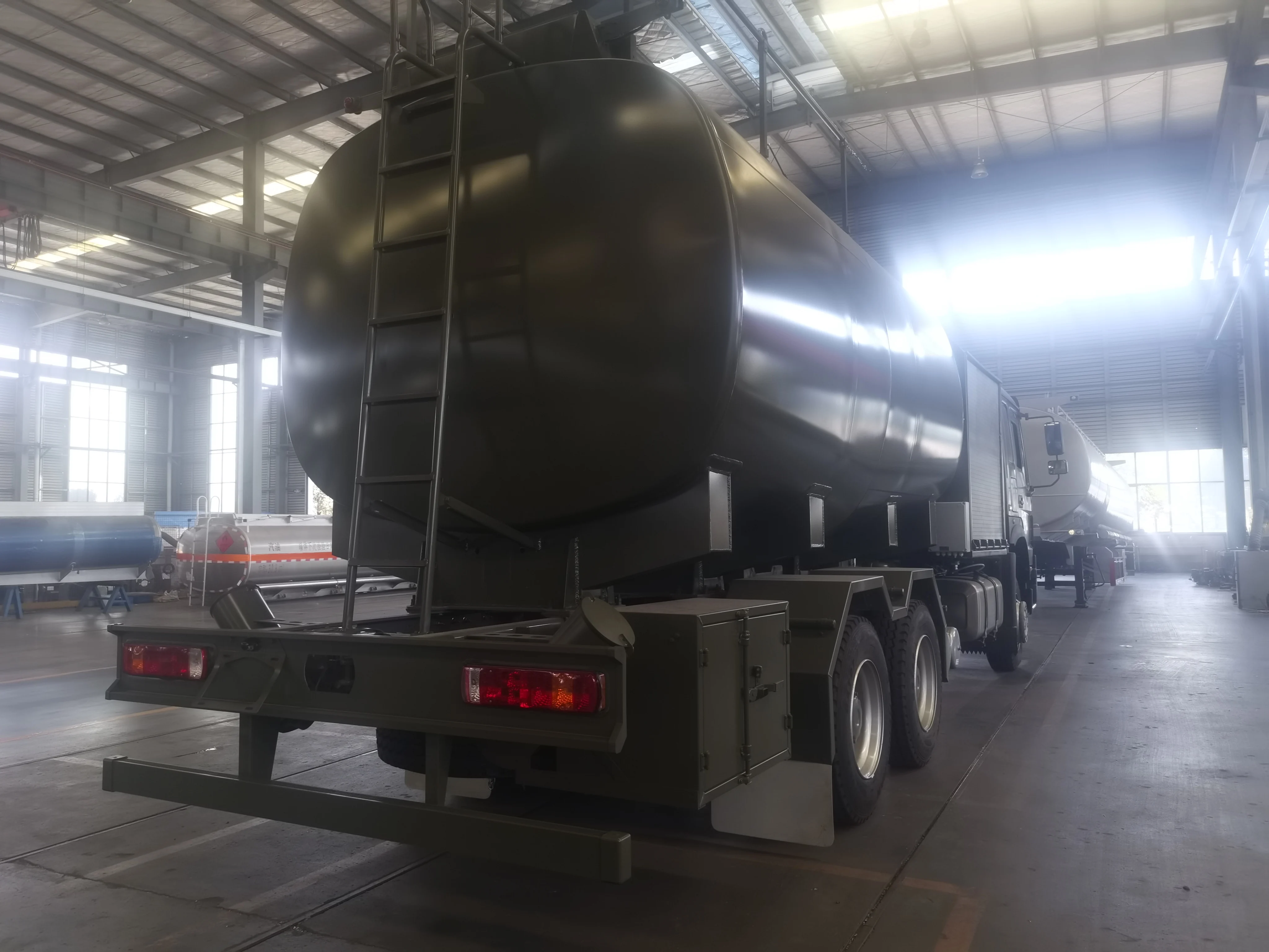 Sinotruk 6x4 Euro II грузовик для заправки самолетов 18 куб. М грузоподъемность 16 т 400 ПС дизельный двигатель механическая коробка передач новинка