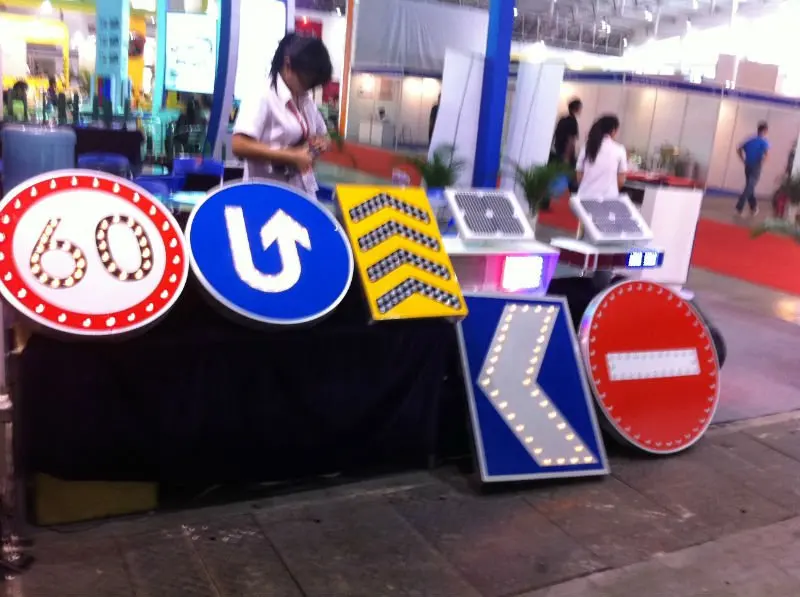 Solar LED Aluminum Reflective Custom Warning Road Safety Traffic Sign 2023