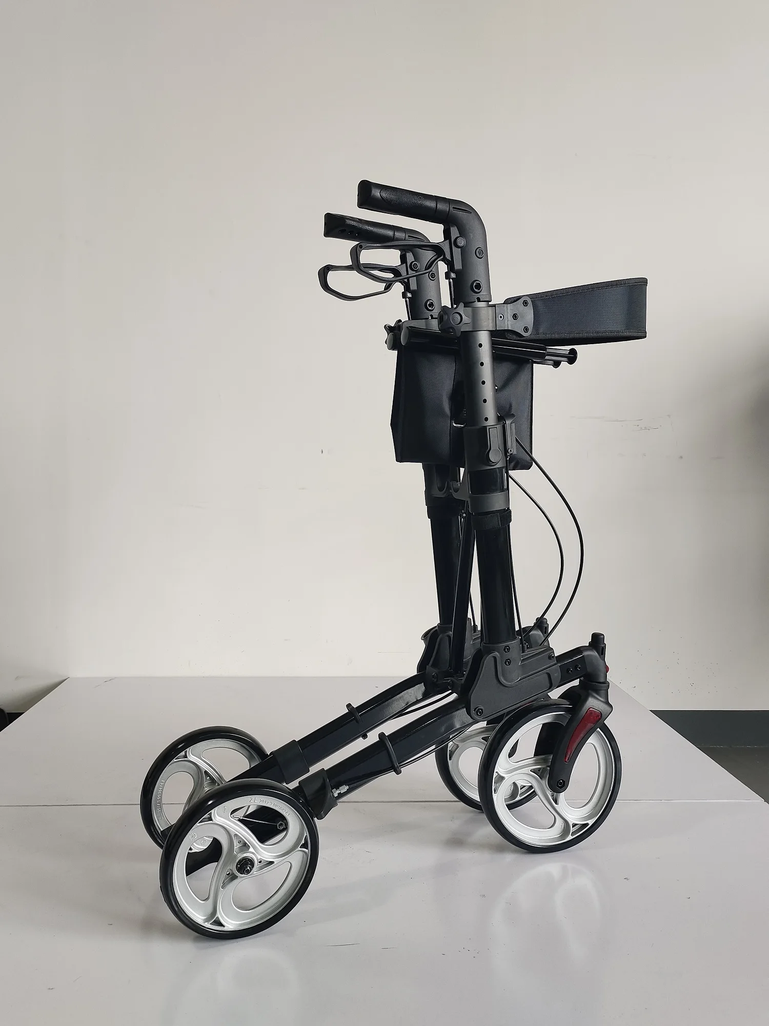 Foldable Light Weight 4 Wheels Walkers Mesh Seat Removable Backrest Rollator Walker For Elderly People And Disabled People