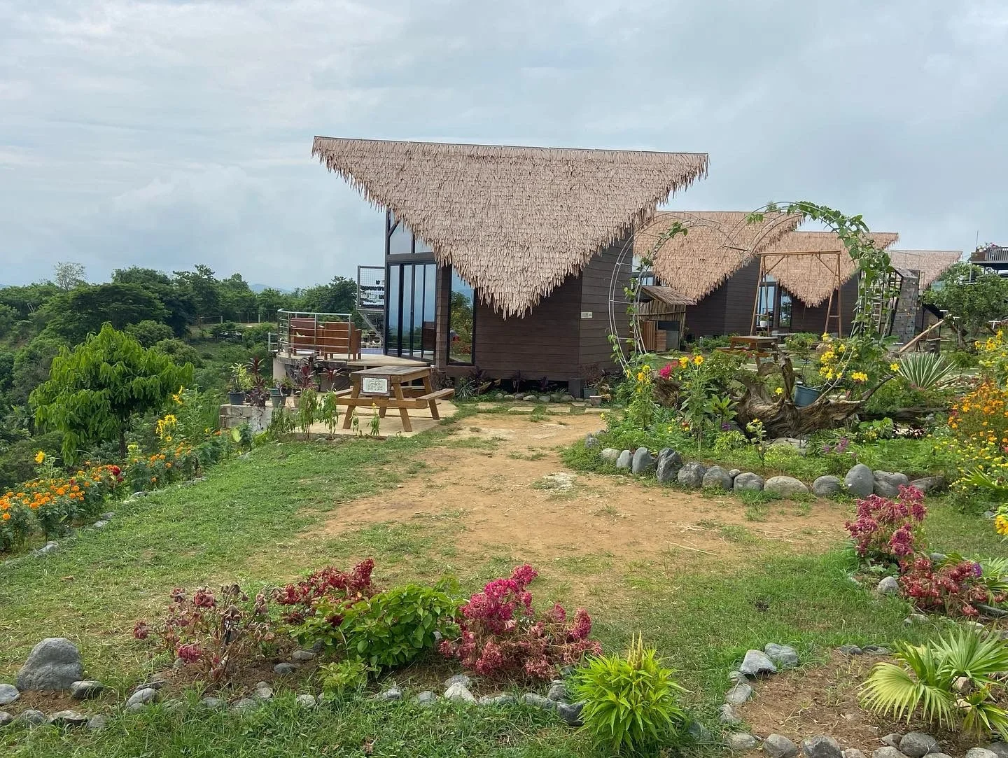 CD-03 Factory Supply Direct Artificial Thatch Roof Synthetic Wide Leaf Thatch Carton CD Bamboo Cladding Traditional 100 PCS