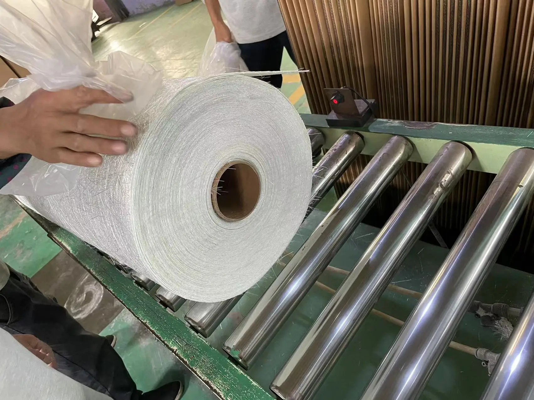 450-600g/m2 E-glass fiberglass chopped strand Powder felt available for housing, roof, rv, bike, model