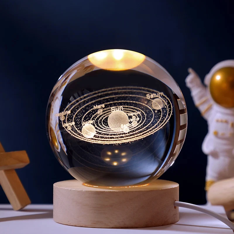 Внутренние сувениры fengshui наши горячие продажи изготовленные на заказ 60 мм 3D лазерная гравировка хрустальный шар для галактики с теплым деревянным светодиодным основанием