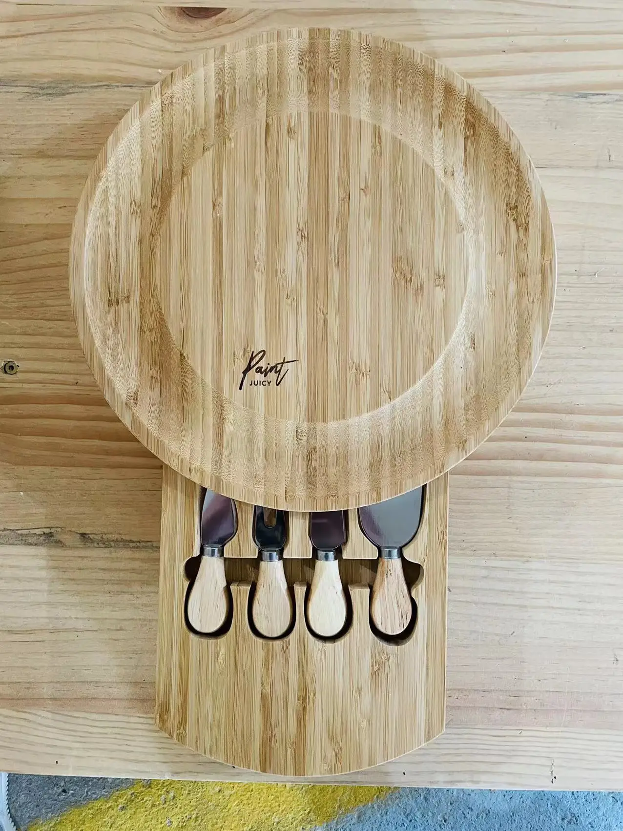 New product  Factory Supplier wood cheese cutting board round bamboo cheese board set wooden cutting board with cheese slicer