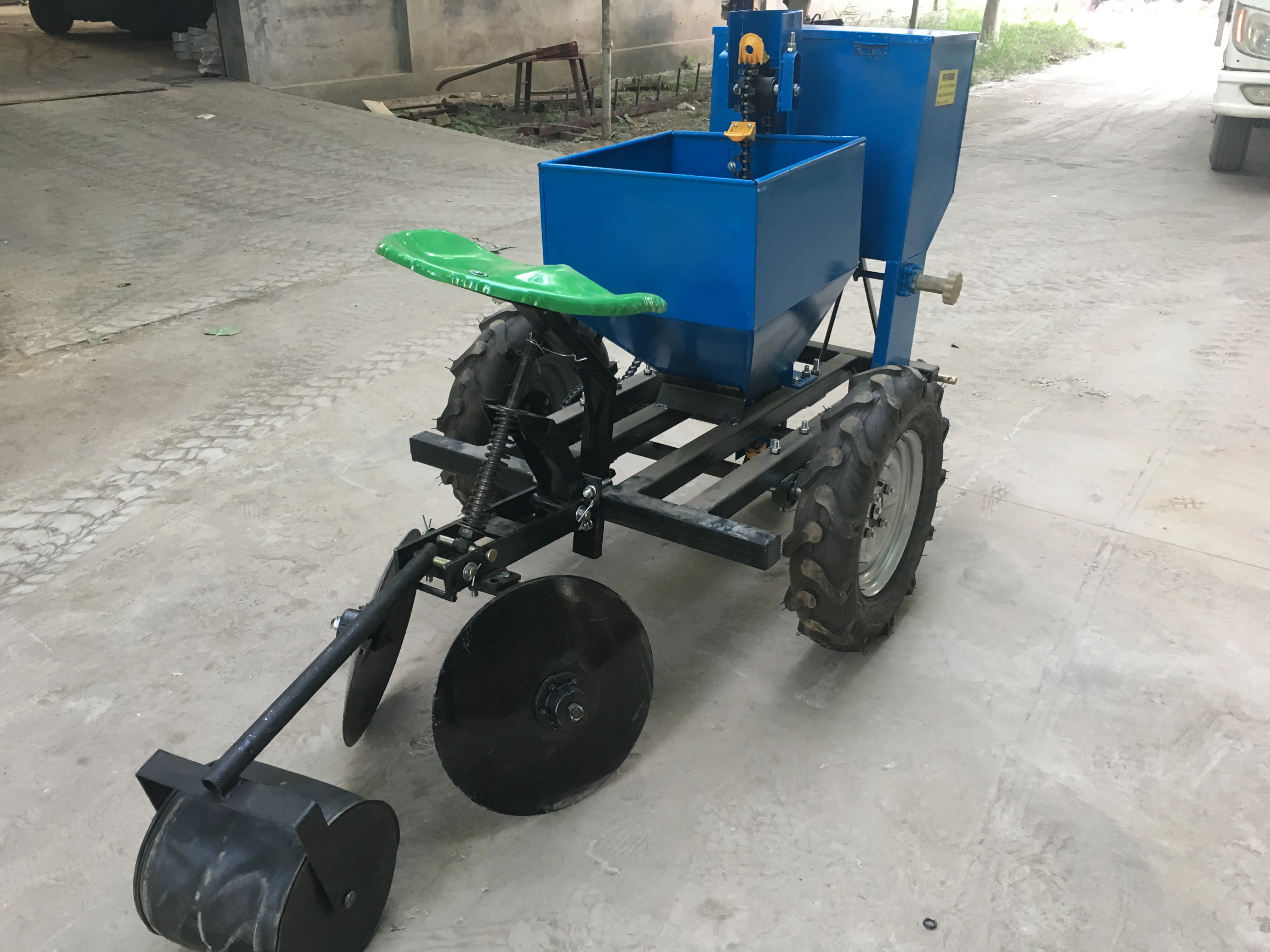 tractor 3 point mounted potato planter with fertilizer function