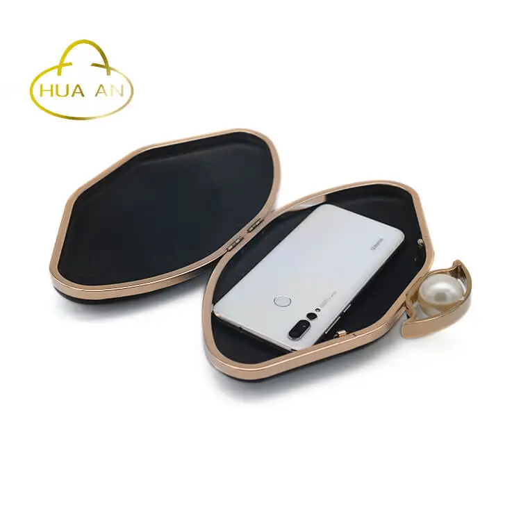 
2018 hot pearl button on fan-shaped frame for party bag 