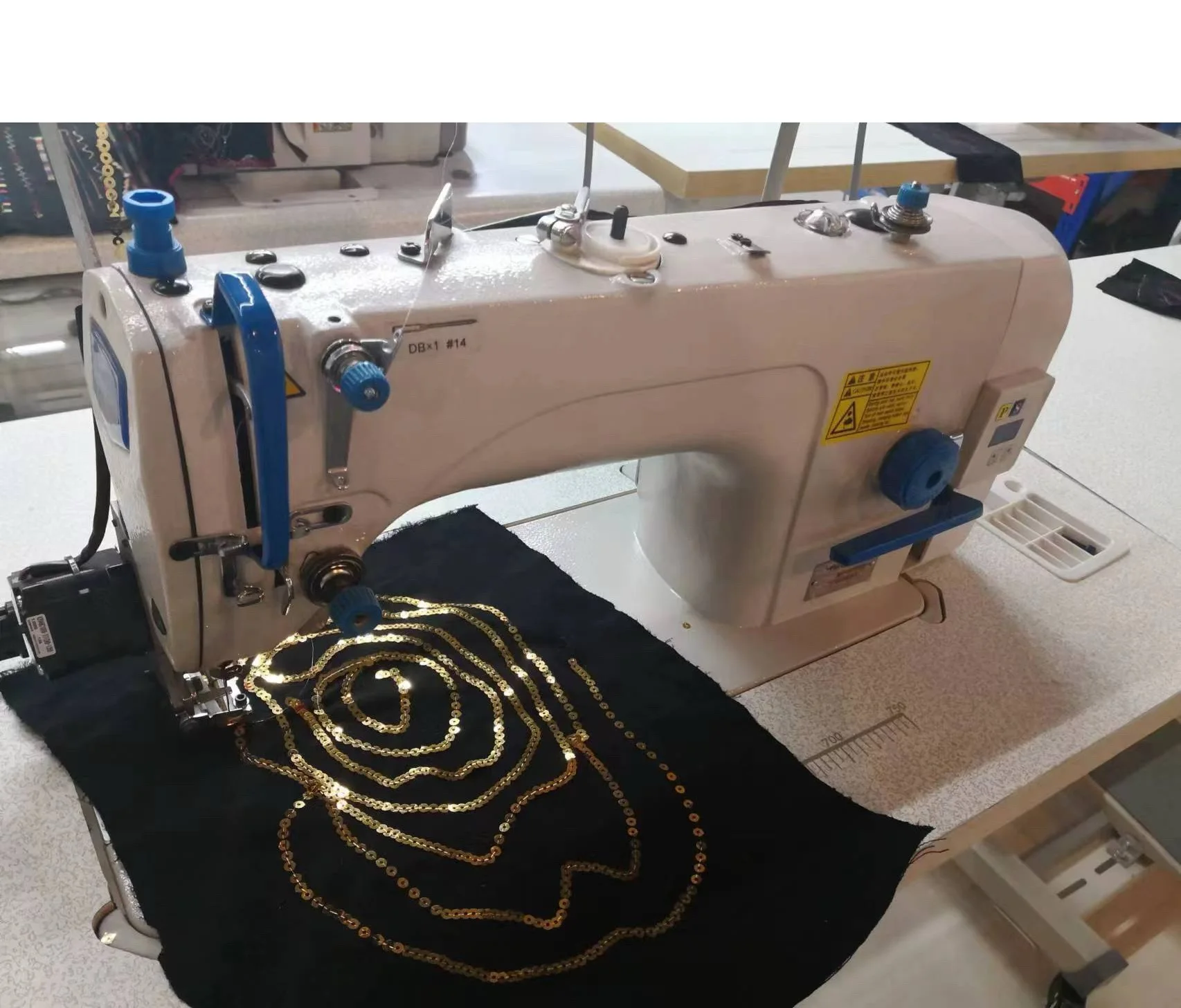 Высокоскоростная швейная машина с блестками