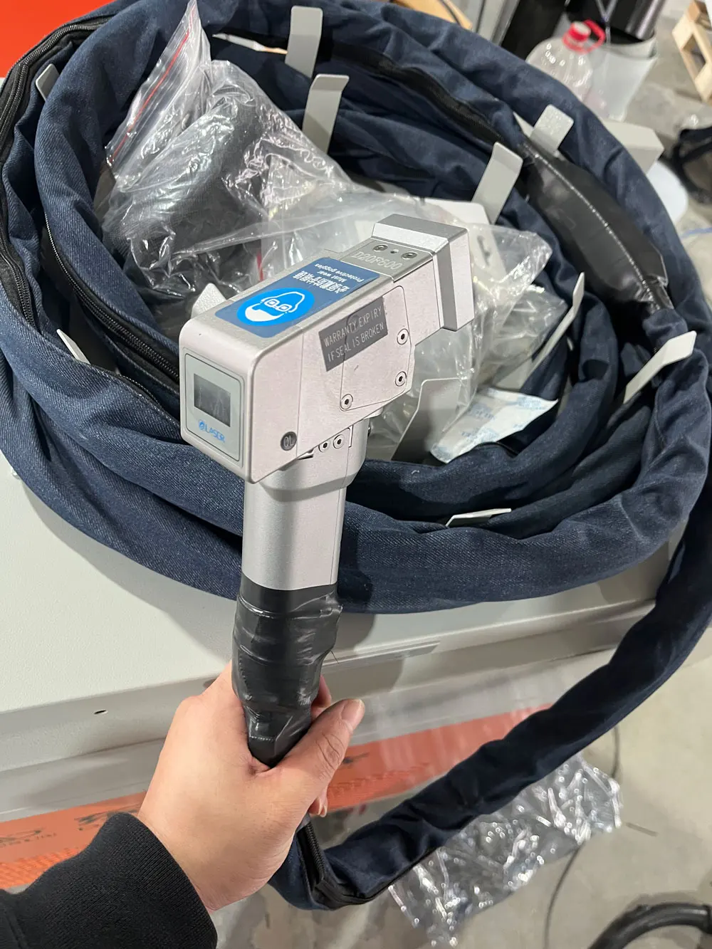 Fiber Laser cleaning machine 1000W 2000W handheld fiber laser cleaning stainless steel paint laser rust removing cleaner mach