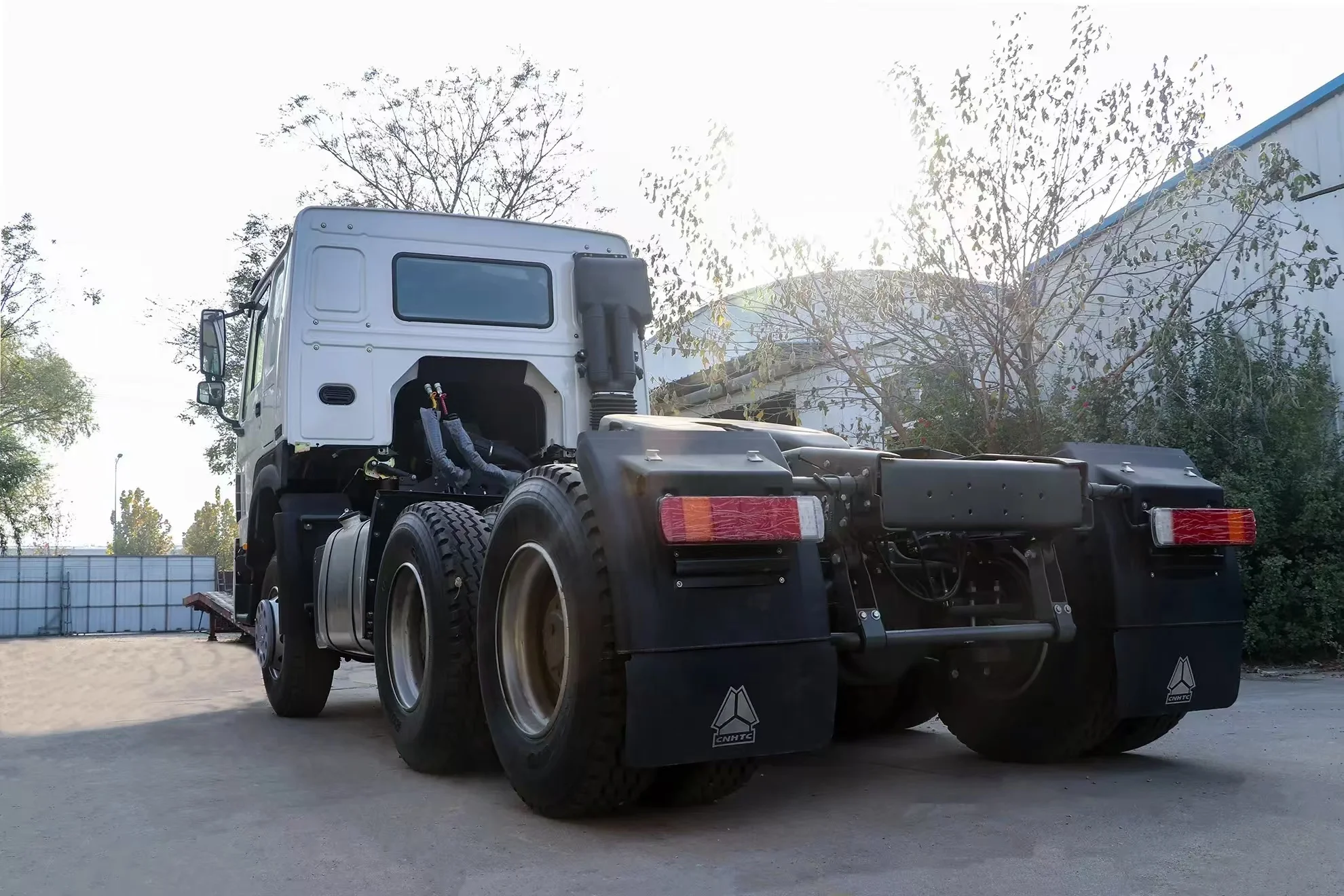 Factory Low Priced Sinotruck Howo NX 6*4 Manual Tractor Truck Weichai 380 Diesel Engine Euro 2 Emission Left Air Suspension