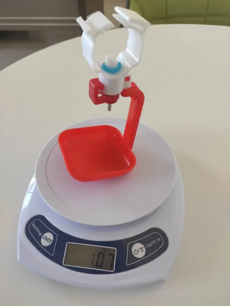 Собранный съемный подвесной стаканчик для поилки и домашних животных с толстой булавкой