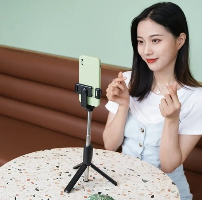 selfie stick extendable up to 100cm with built-in wireless button tripod equipped with remote control for taking pictures