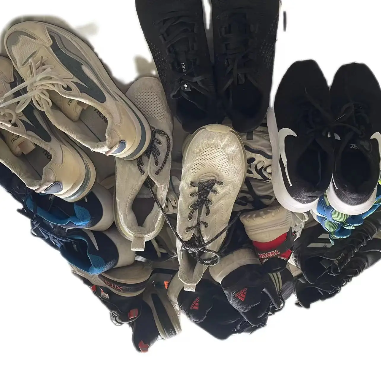 There are many varieties of second-hand shoes in stock
