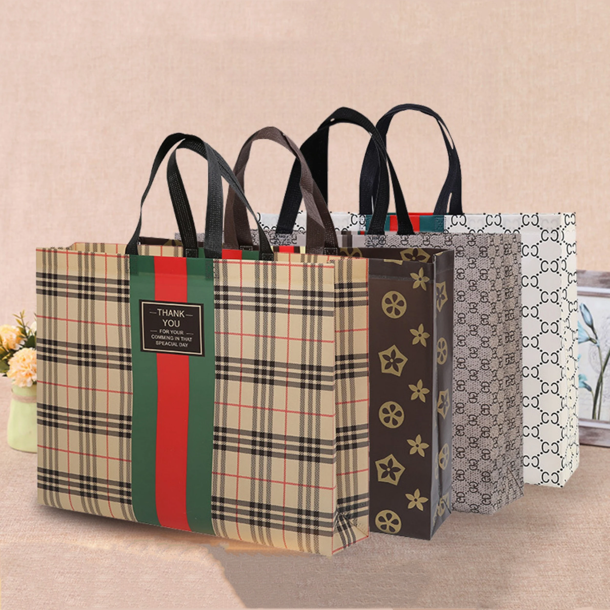 Reusable Recycled Medium size Luxury Non woven carry shopping tote laminated non woven fold gift bag for boutique clothing store