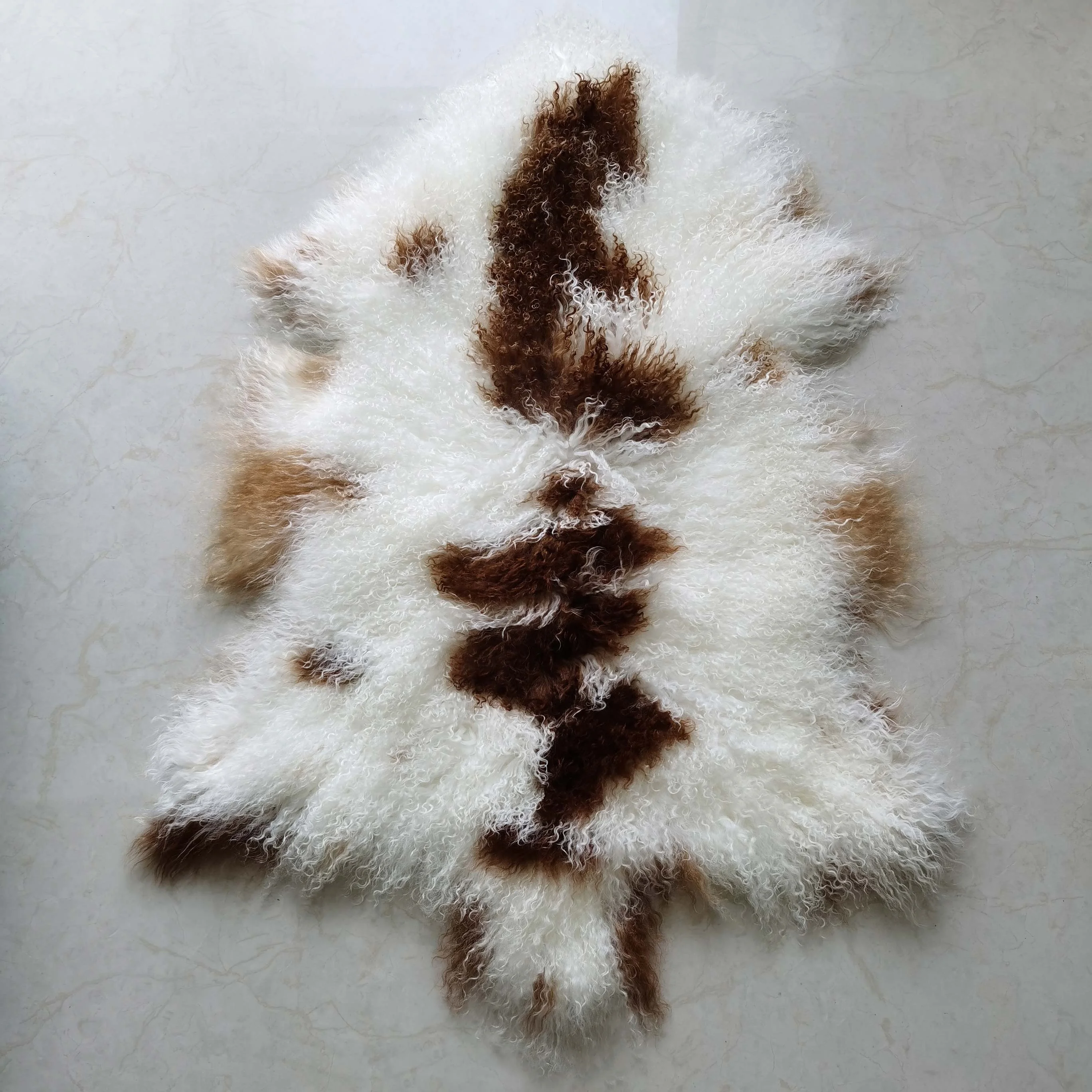 Factory Price Decorative Cushion Fluffy Natural Color Curly Lambskin Fur Rug Luxury Shaggy Real Mongolian Sheepskin Fur Carpet