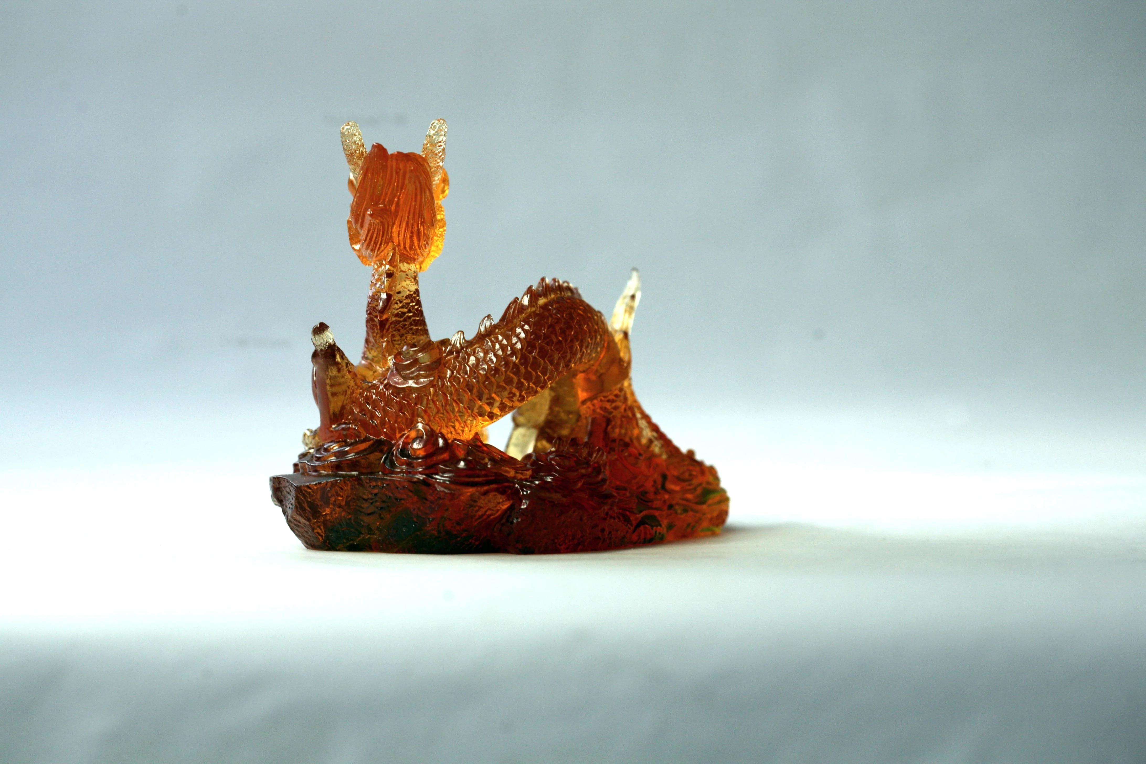 Customized Art Collectible Crystal Crafts Animal Sculpture Dragon Statue Colored Glass Decoration