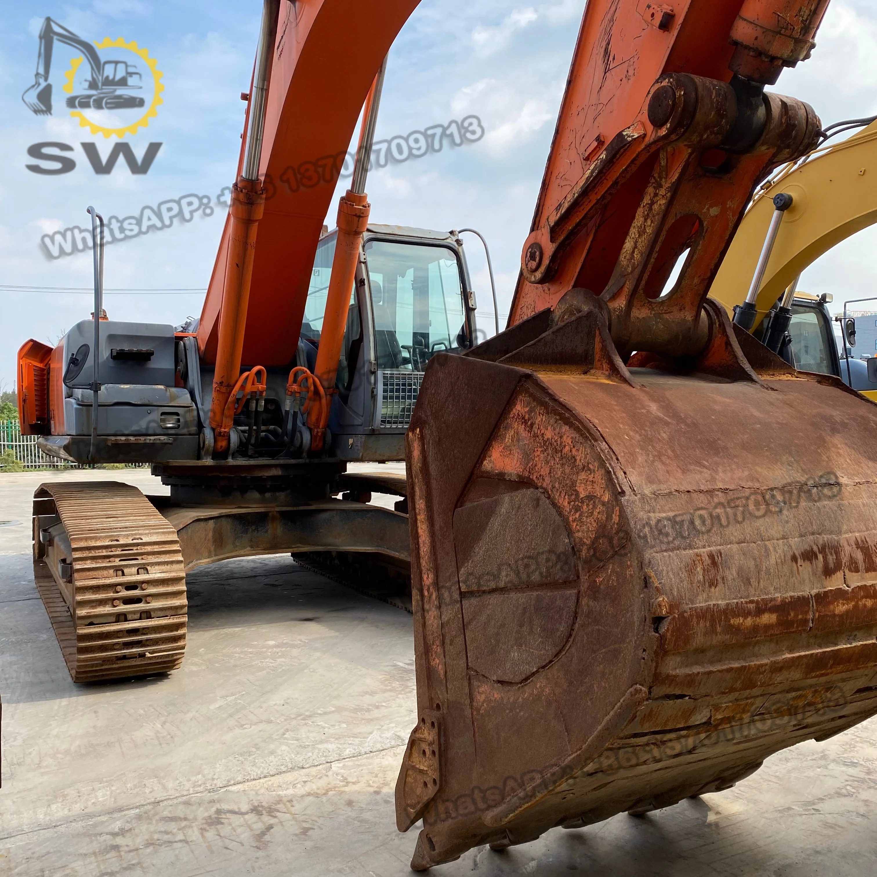 Б/у Hitachi 350 экскаватор б/у hitachi гусеница землеройной машины Zx350-3 Zx350-3g Zx240-3 Zx70 экскаватора во дворе