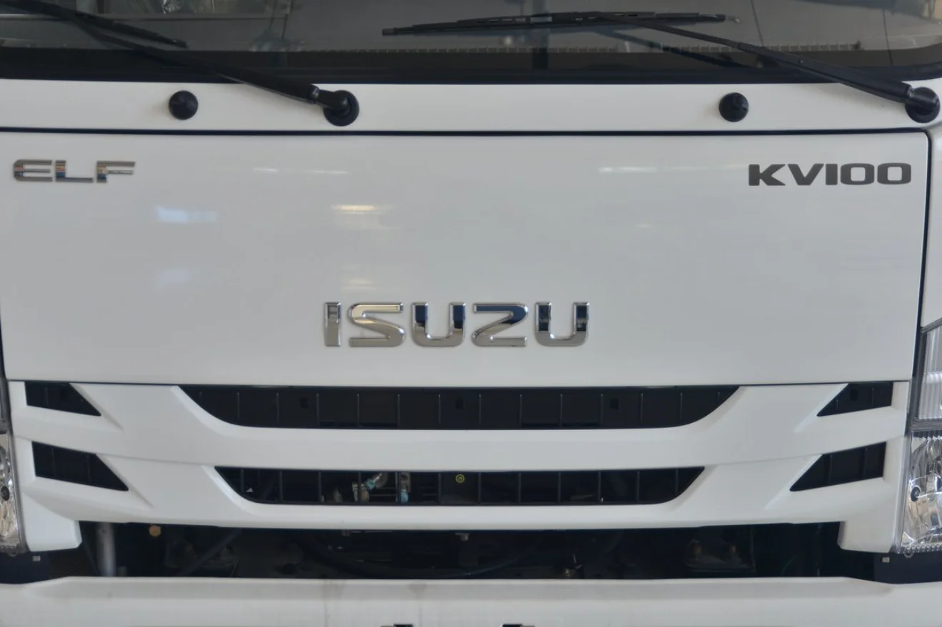 Isuzu 4x2 4 tons 4.5 tons single cab cargo box elf van  truck