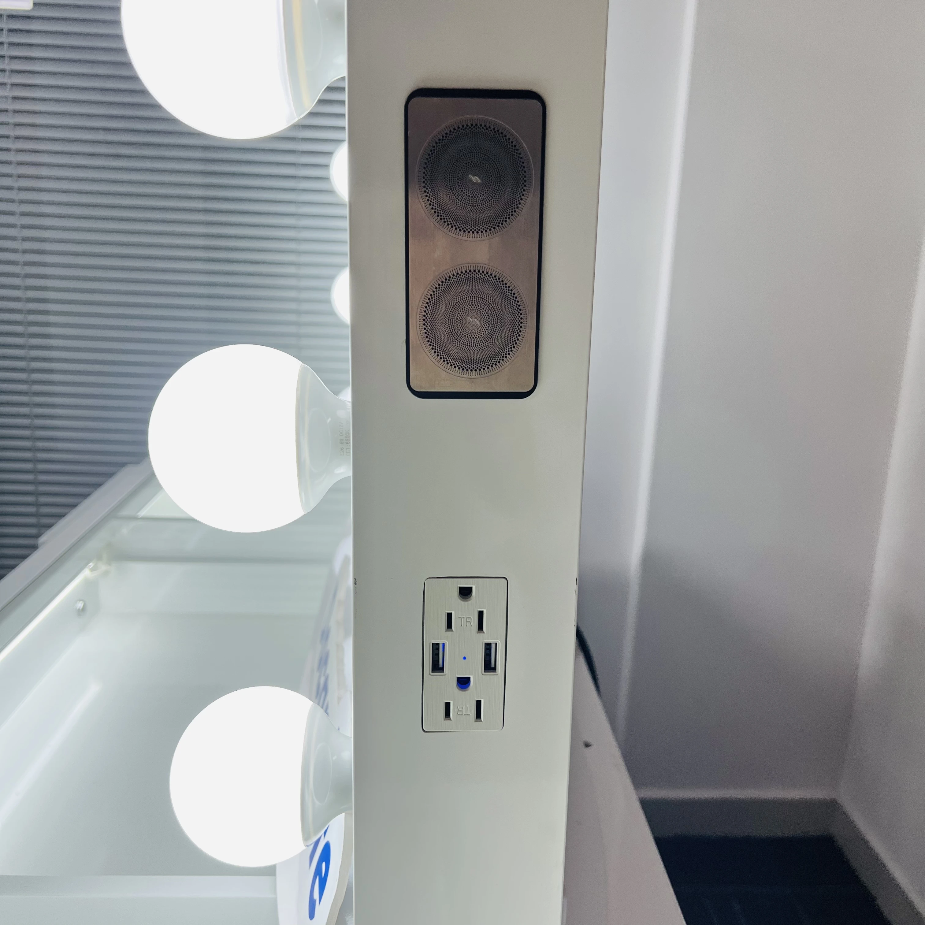 Customized Newly vanity desk makeup table Hollywood mirror furniture vanity dressing table with all lighted drawers